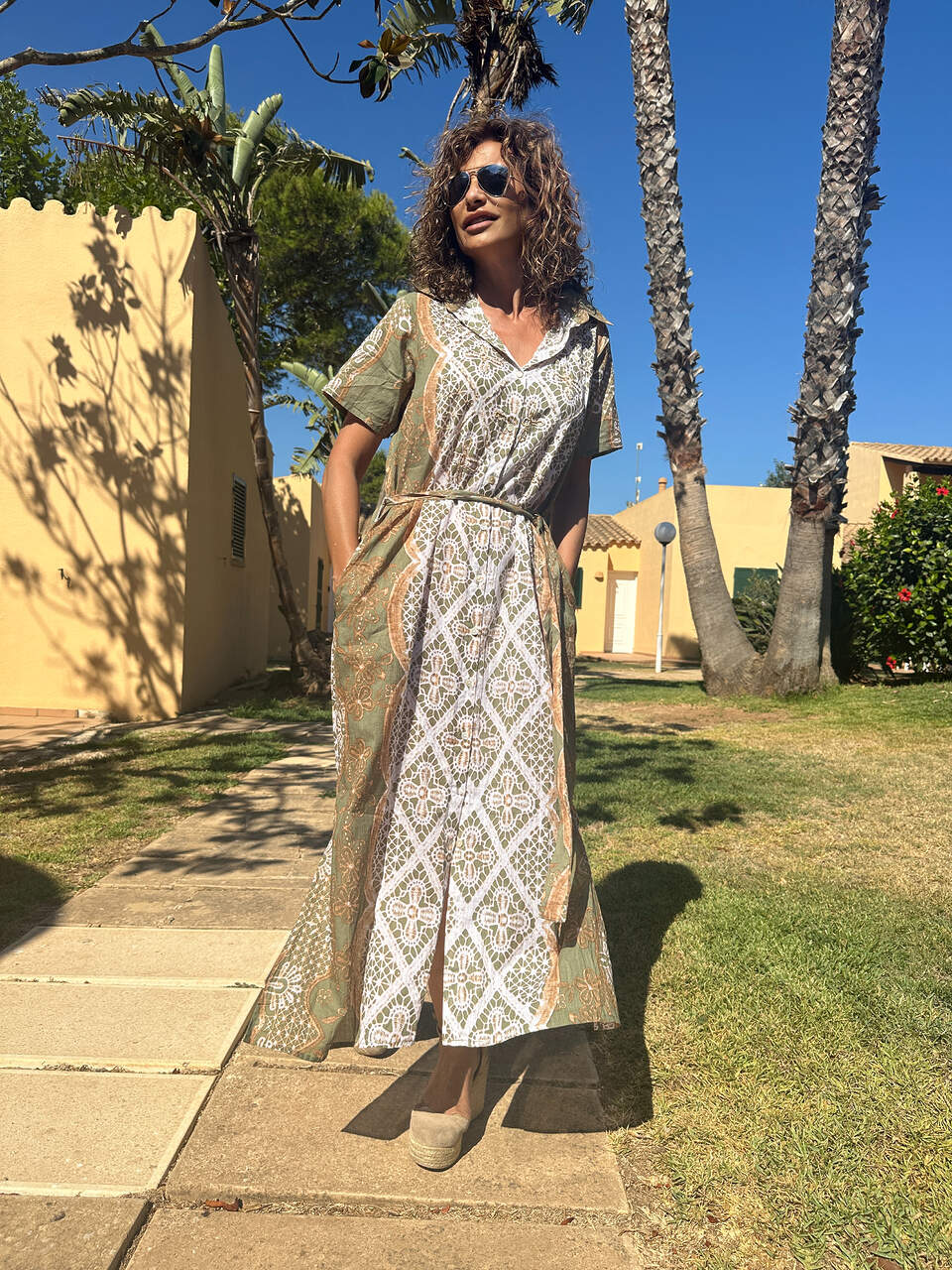 Vestido maxi manga corta cuello camisero estampado fantasía verde tostados neandnu