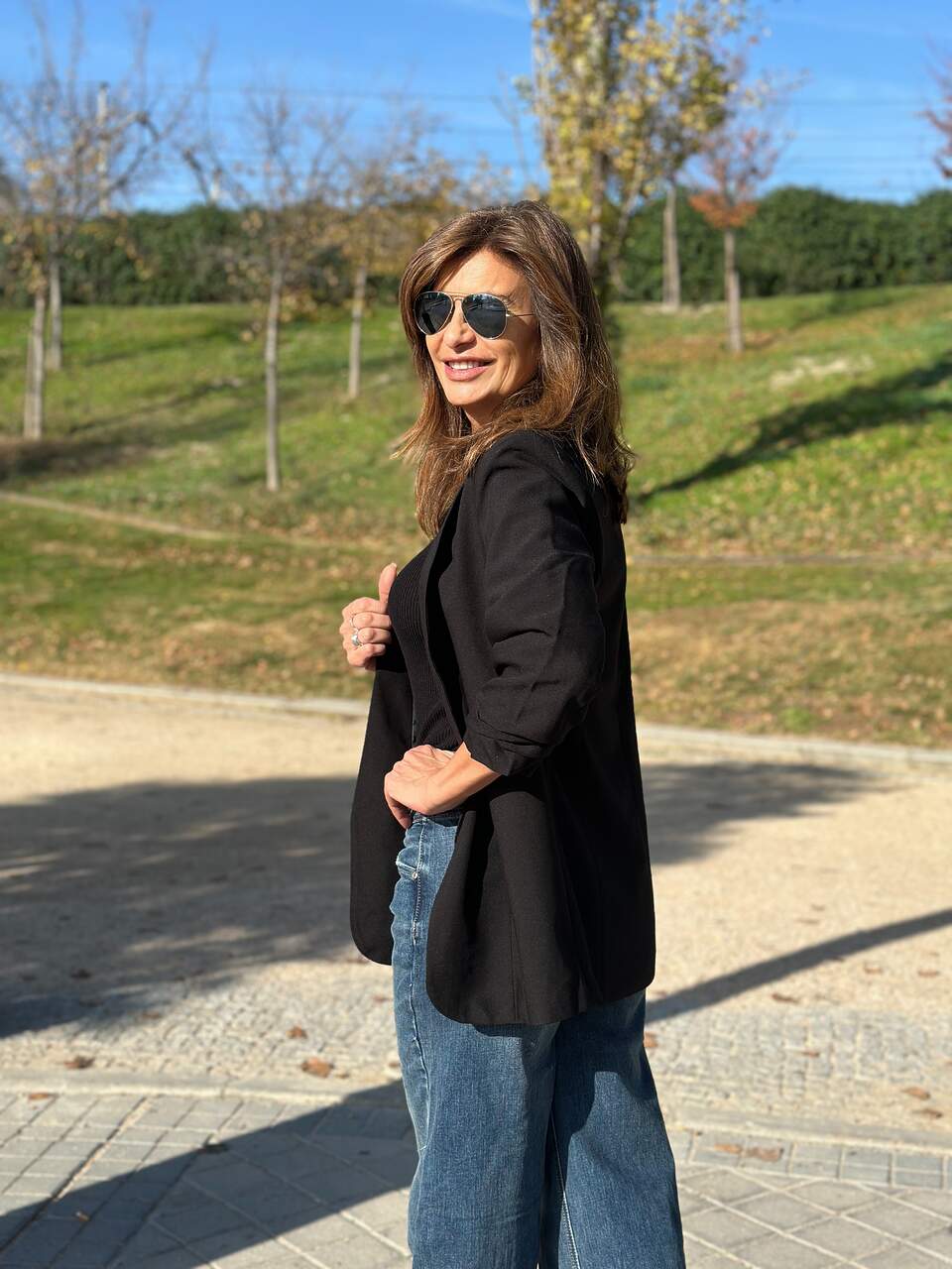 Chaqueta color negro de corte esmoquin hombreras mangas 3/4  ligeramente recogida Neandnu