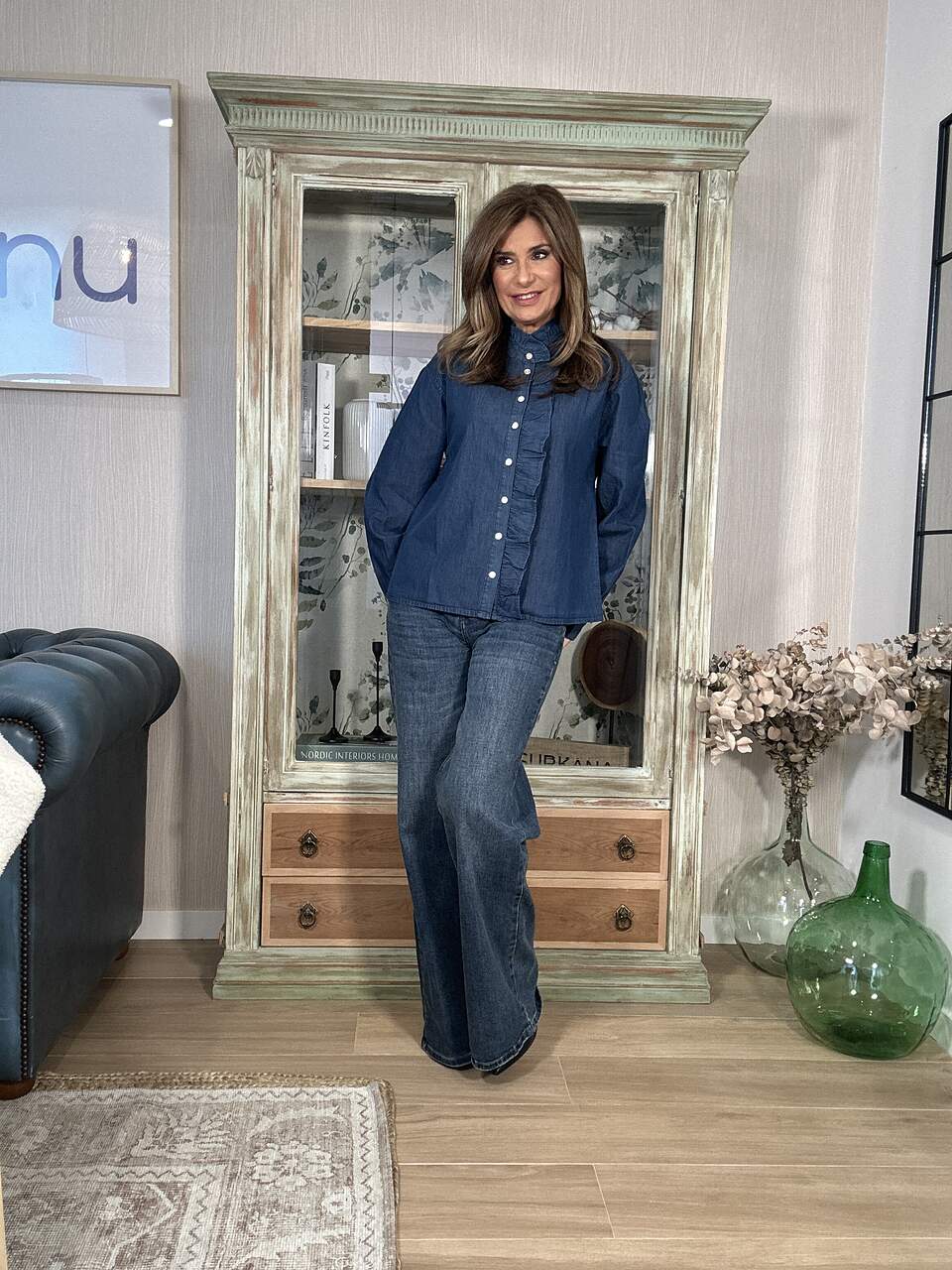 camisa manga larga denim azul medio cuello alzado y botonadura delantera detalle de volante Neandnu