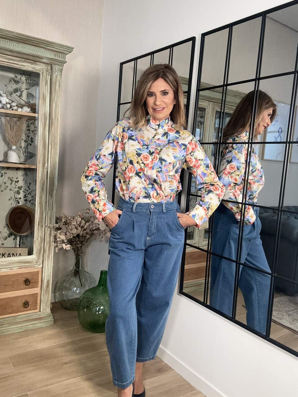 Camisa manga larga estampado floral multicolor botonadura frontal solapada lazo a juego en el cuello para poderlo llevar con o sin el y ligeramente asimétrica Neandnu