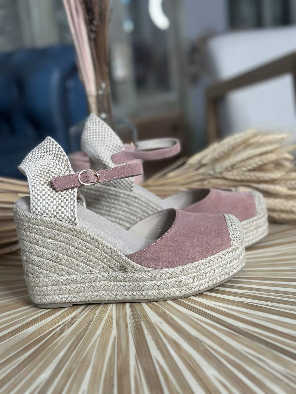 Sandalia piel de serraje cuña color rosa nude plantilla almohadillada y lazada para sujetar al tobillo neandnu