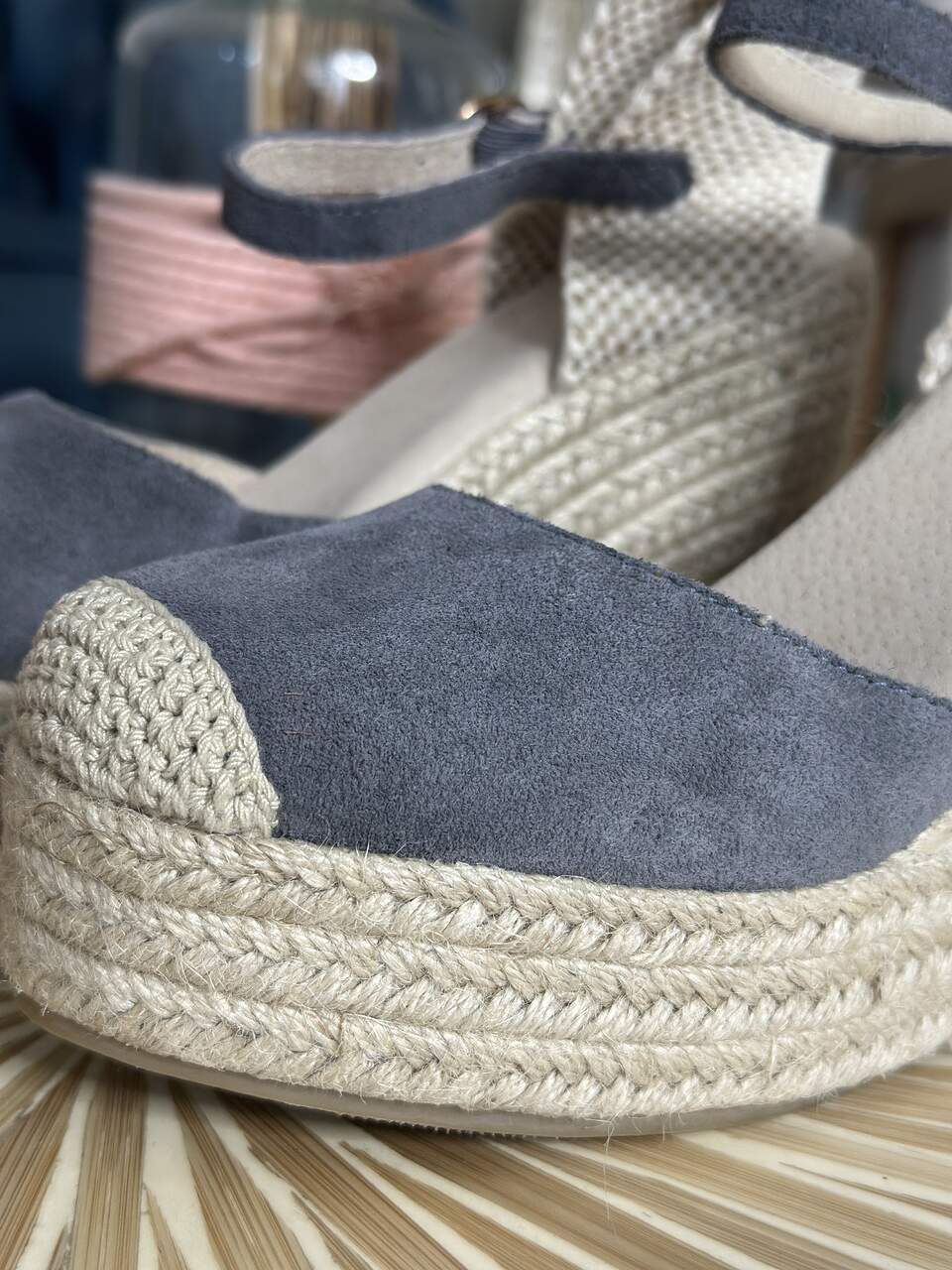 Sandalia piel de serraje cuña color azul grisaceo plantilla almohadillada y lazada para sujetar al tobillo neandnu