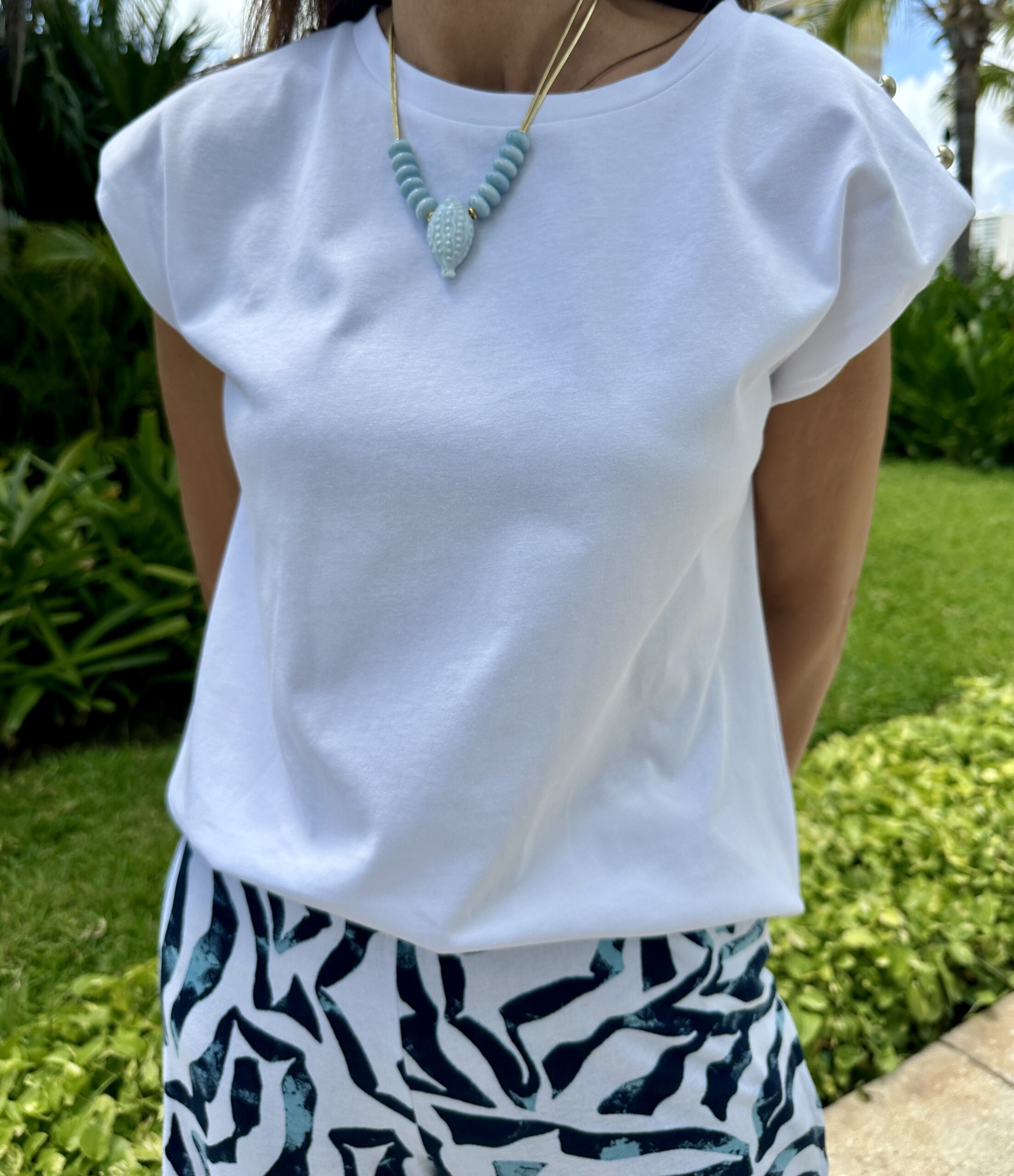 Top manga corta blanco cuello redondo hombreras con detalle de botones en dorado Neandnu
