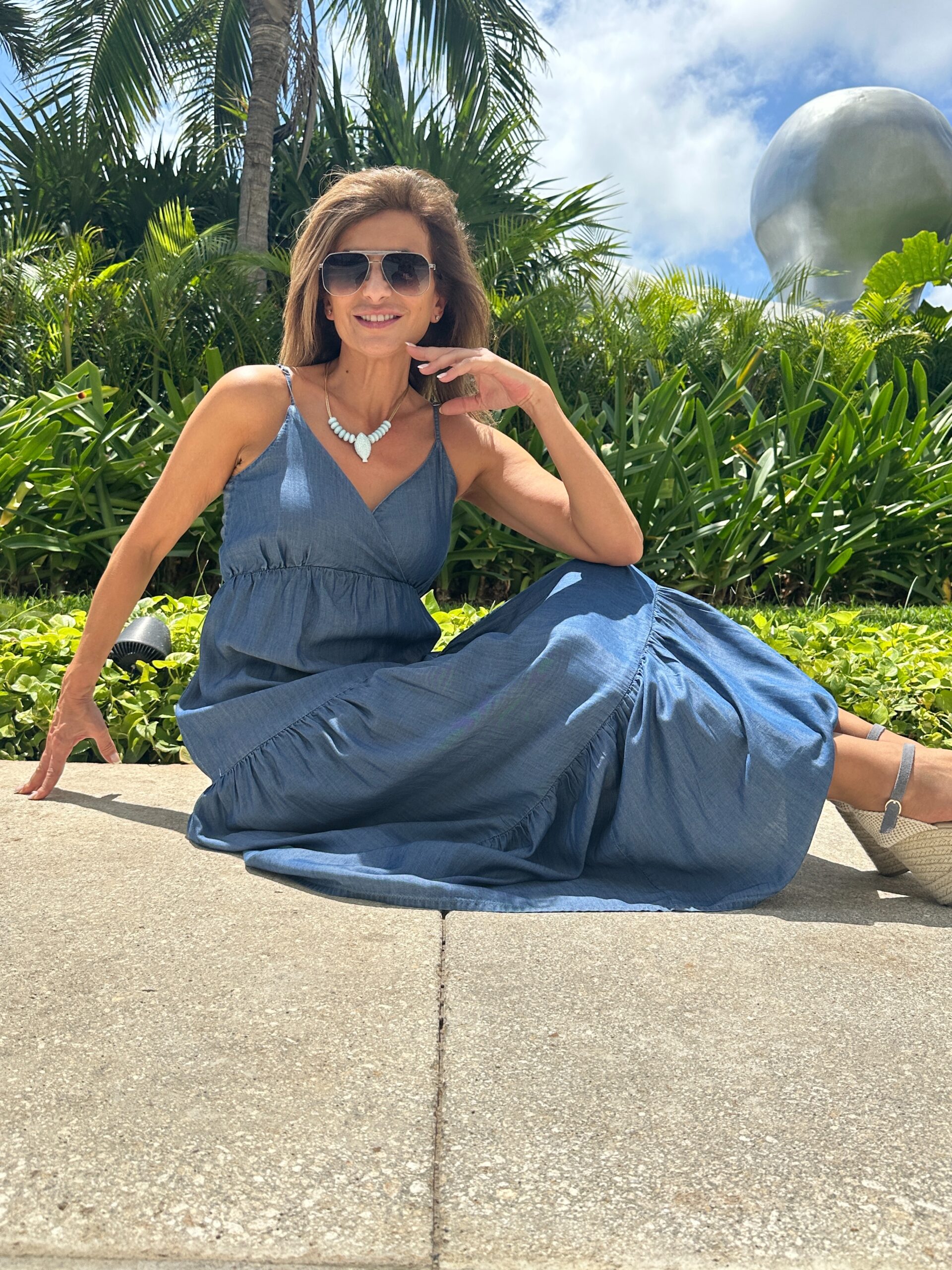 Vestido maxi tejido efecto vaquero tirantes finos ajustables escote pico cruzado banda ancha para atar en la espalda con cintura elástica y grandes volantes a lo largo de toda la falda Neandnu