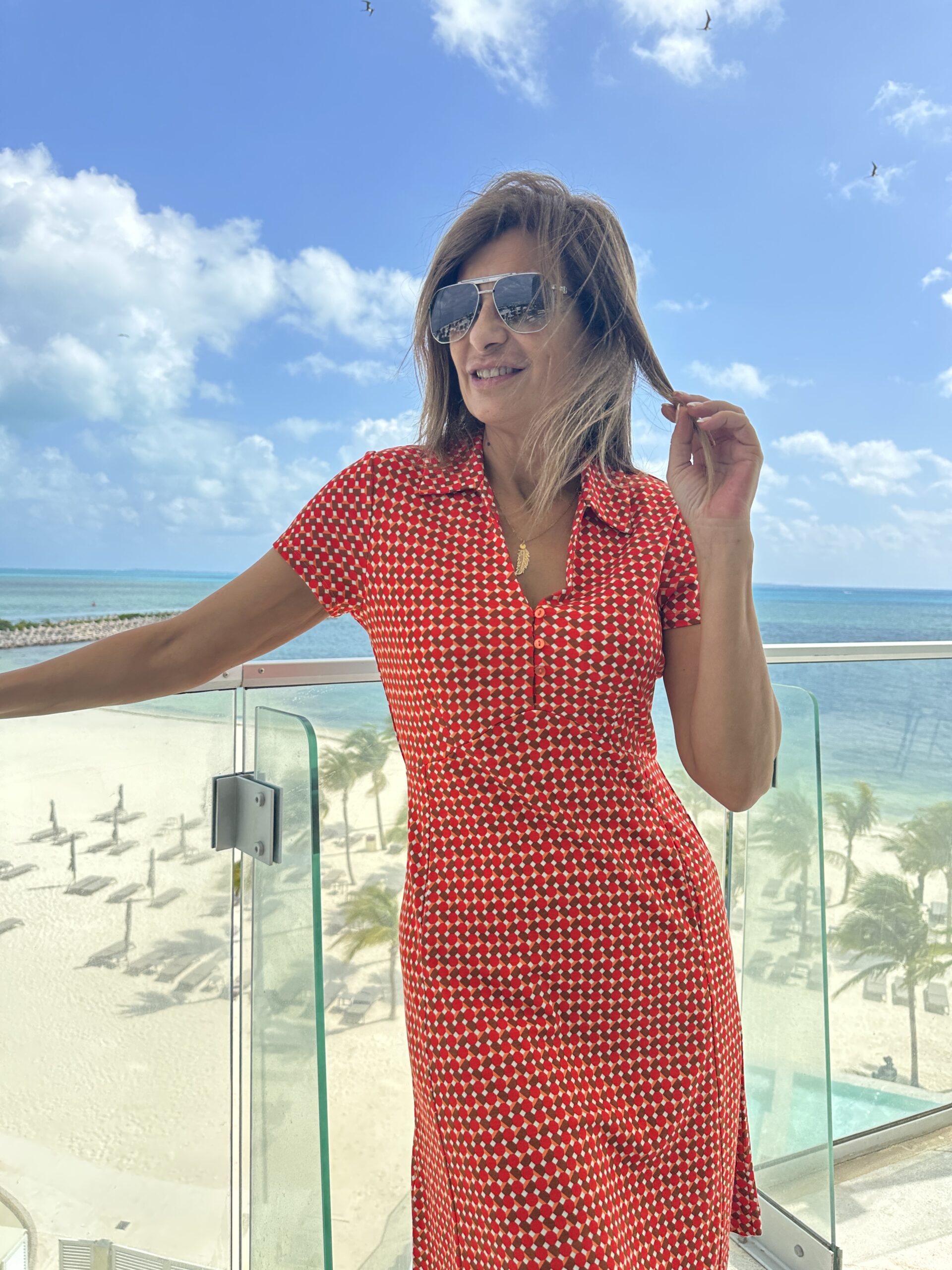 vestido mini manga corta  estampado geométrico de rojos marrones y blancos cuello camisero en forma de V corte cintura con pinzas y dos bolsillos ocultos en la parte delantera Neandnu