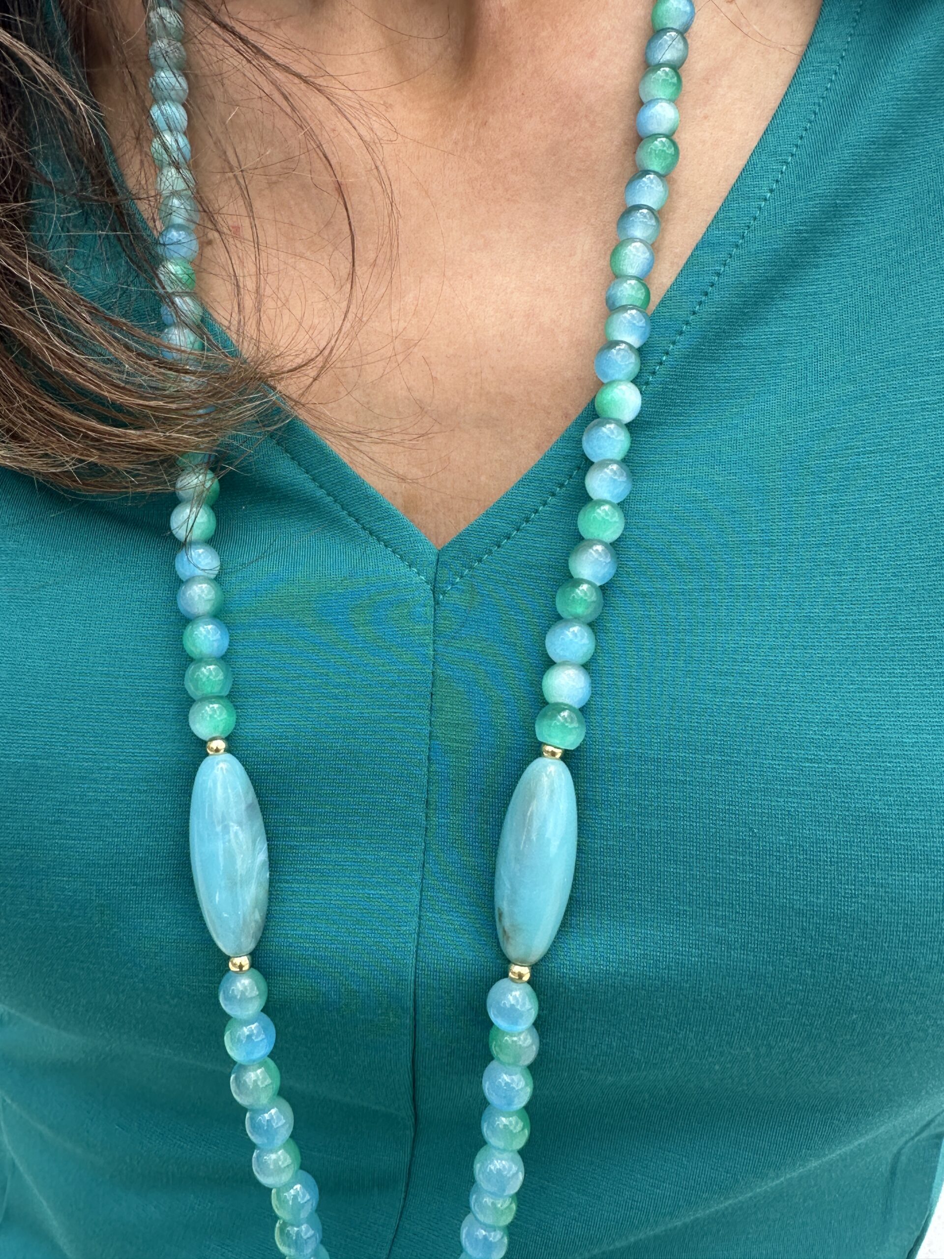 collar largo de bolitas de crisolita en color turquesa resina y detalle de pez en dorado neandnu