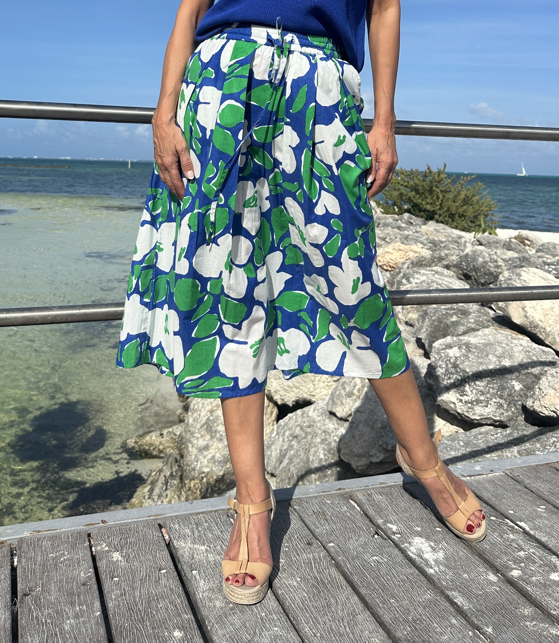 falda midi de algodón estampado floral de azules verdes y blancos cintura elástica ajustable con cordón bolsillos laterales Neandnu