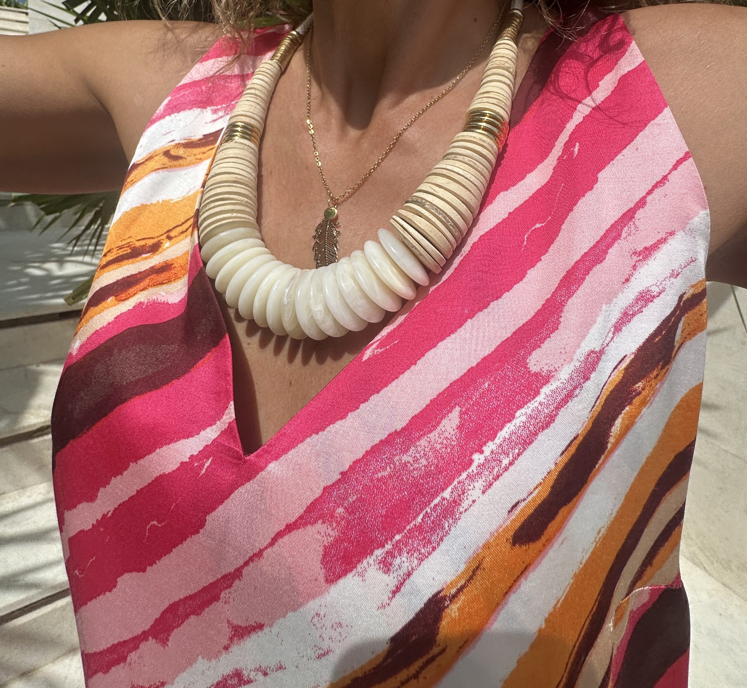 collar cordón blanco detalles de discos de coco dorados y resina Neandnu