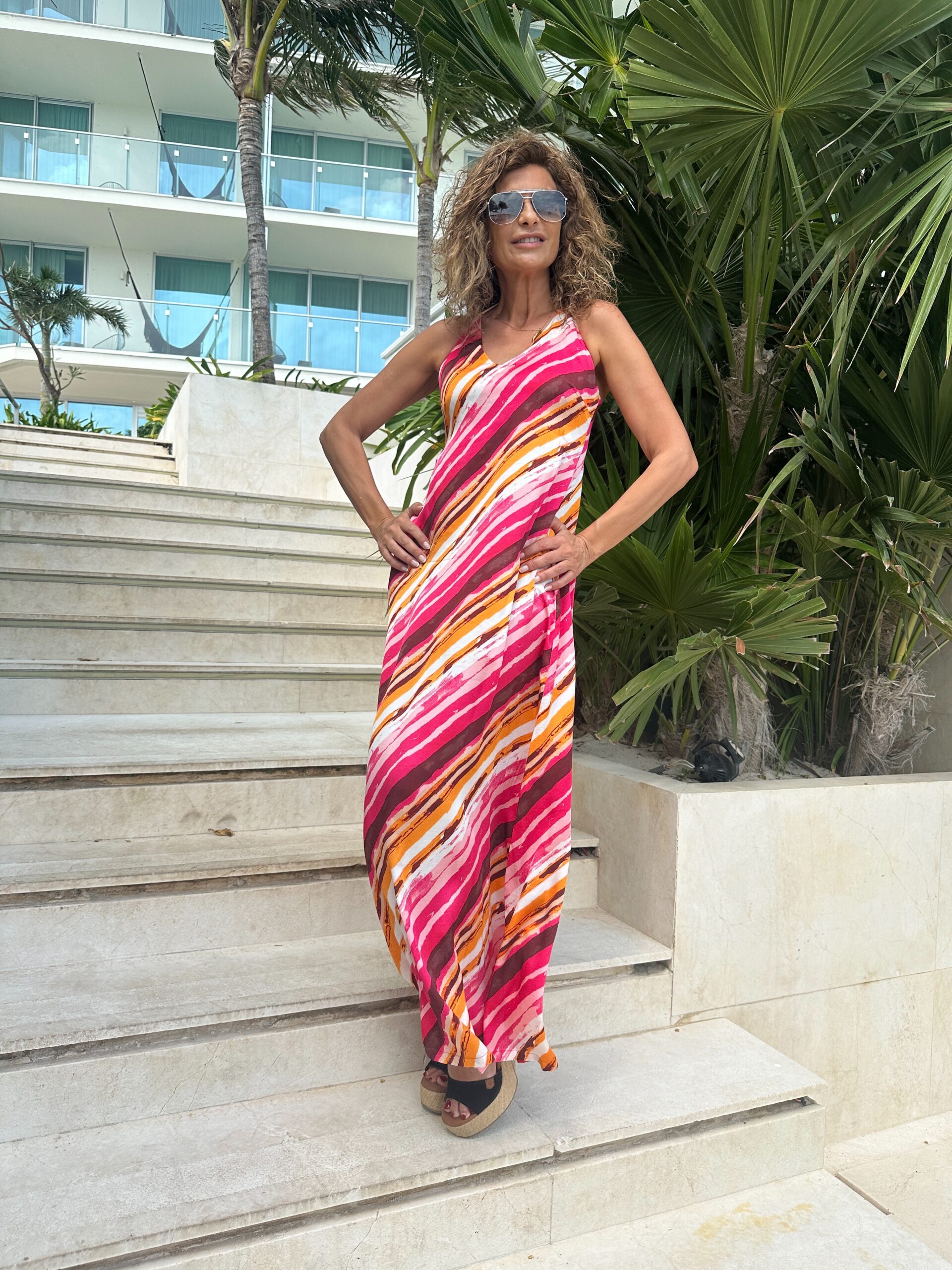 vestido maxi tirantes finos estampado de pinceladas a rayas en tonos fucsias marrones y naranjas escote pico y detalle de espalda al aire con cinta Neandnu