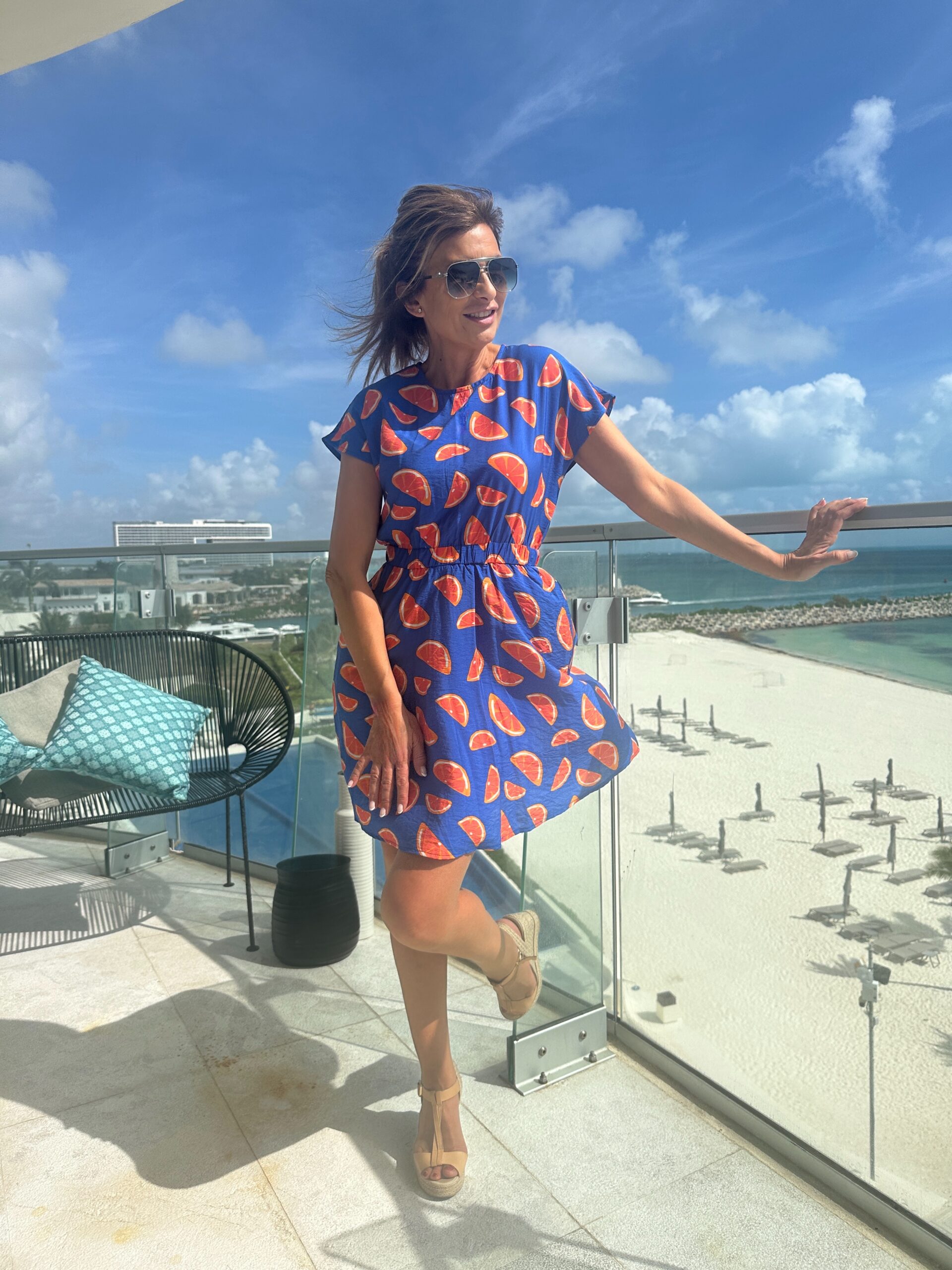 Vestido mini de manga corta en crepé ligero estampado rodajas de pomelos sobre fondo azul cuello redondo y entallado en la cintura con elástico Neandnu