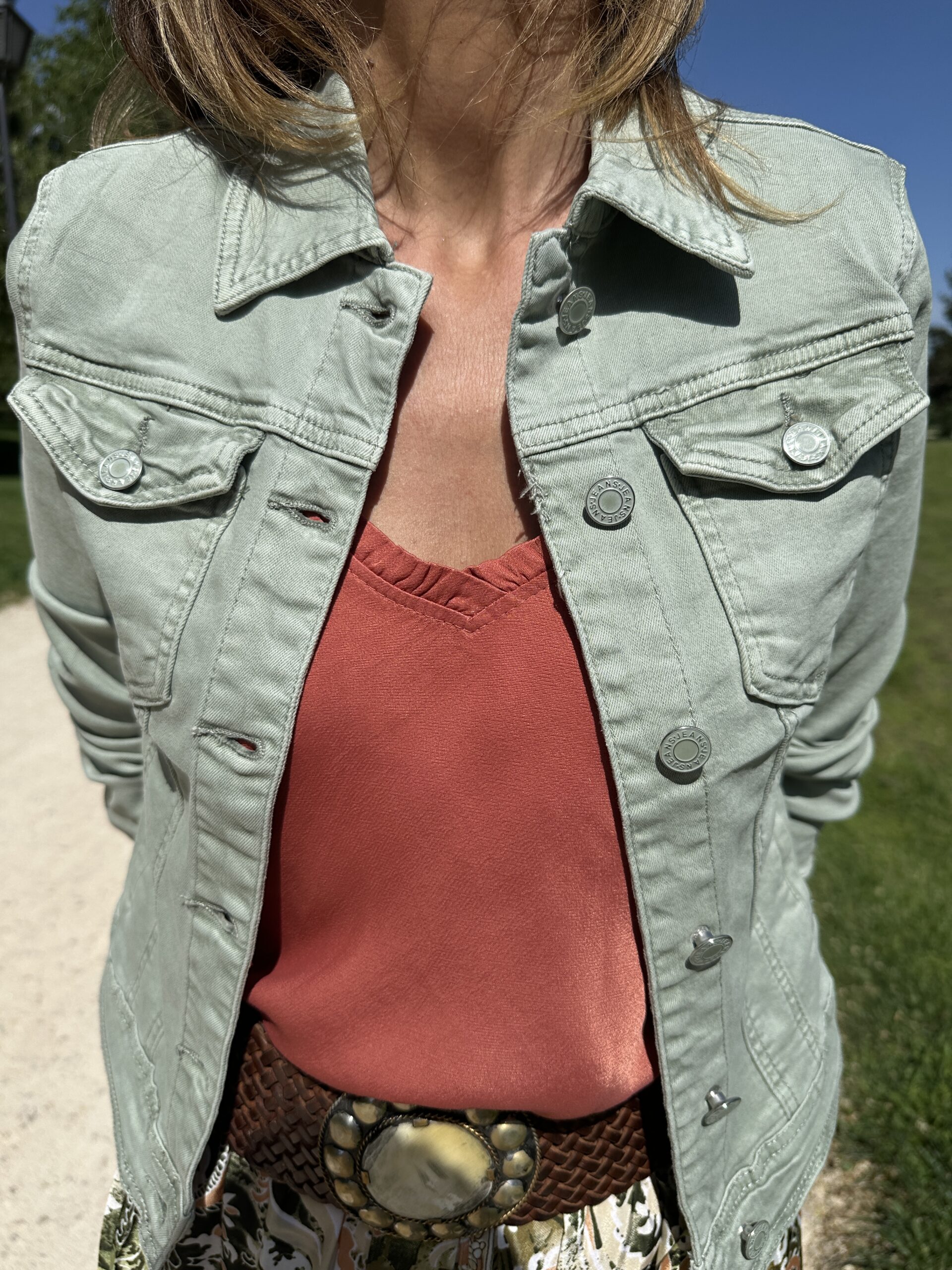 Chaqueta vaquera básica bolsillos delanteros color Verde claro  y botones del mismo color Neandnu