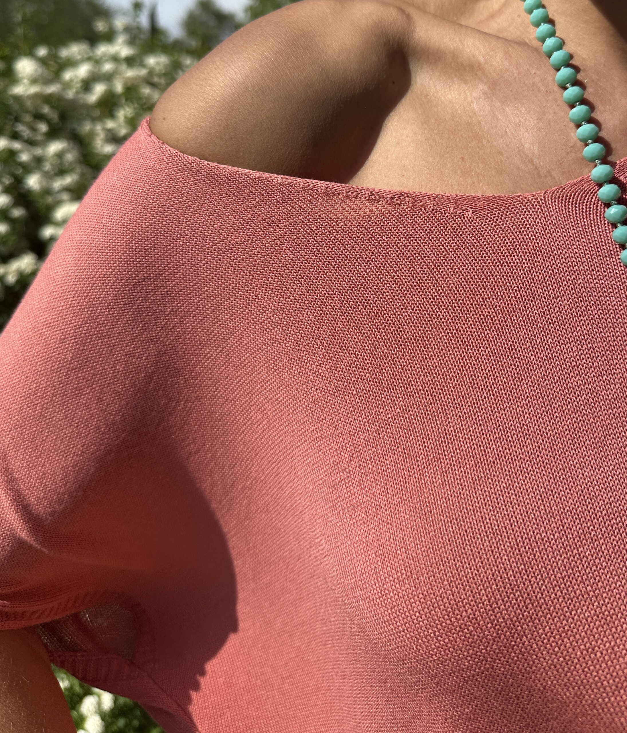 jersey punto fino rosa muy amplio manga corta tipo ranglán,escote en pico y detalle de acabados en rib en las mangas Neandnu