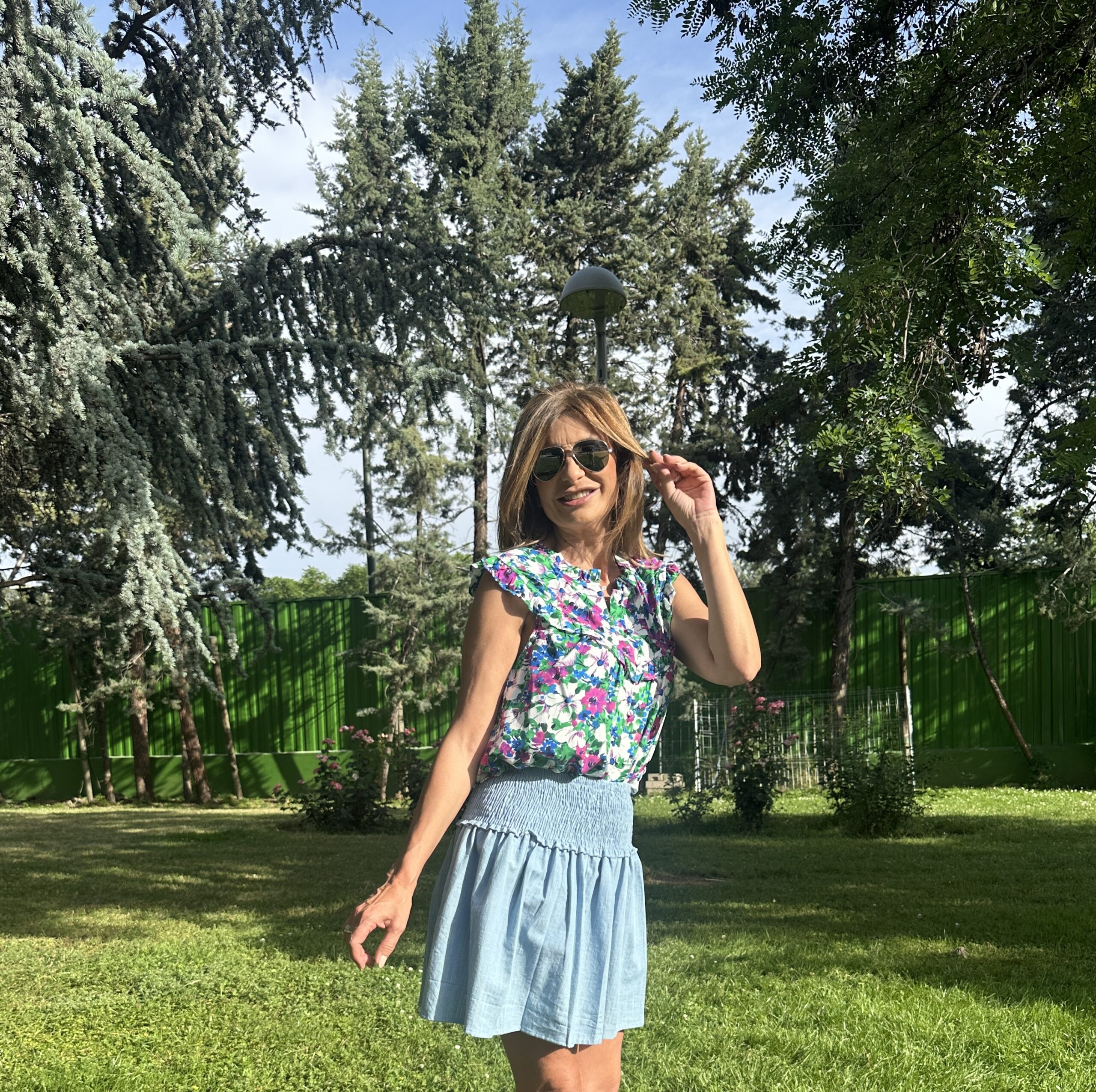 bonita falda mini en tejido chambray efecto denim de color azul cintura elástica en panel de abeja de tiro medio Neandnu