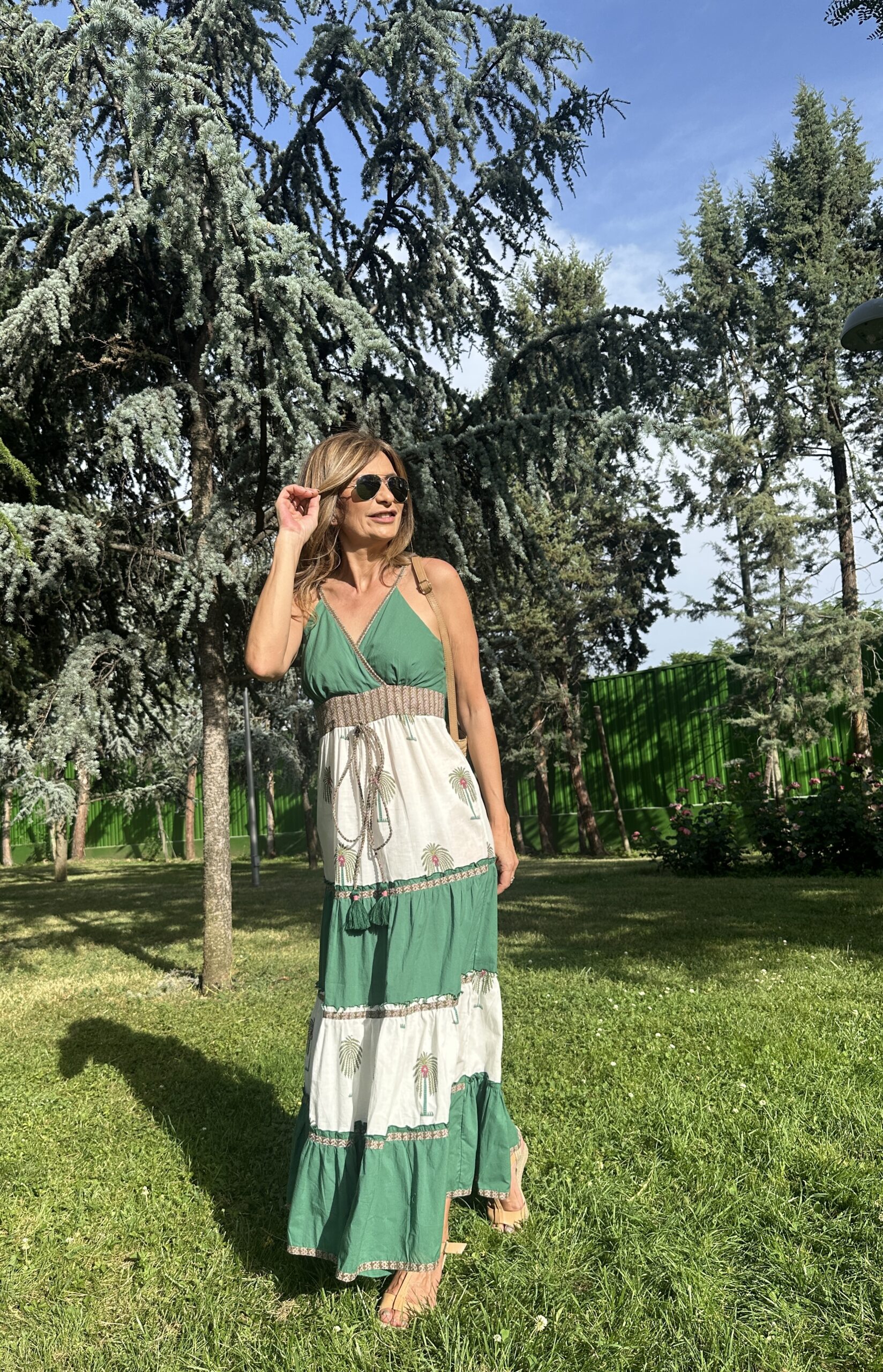 vestido verde de tirantes finos escote en V en la parte delantera y escote cuadrado en la espalda con fruncido elástico y cintura elástica ajustable con cintas terminadas en pompones y falda fluida con volantes en estampado de palmeras Neandnu