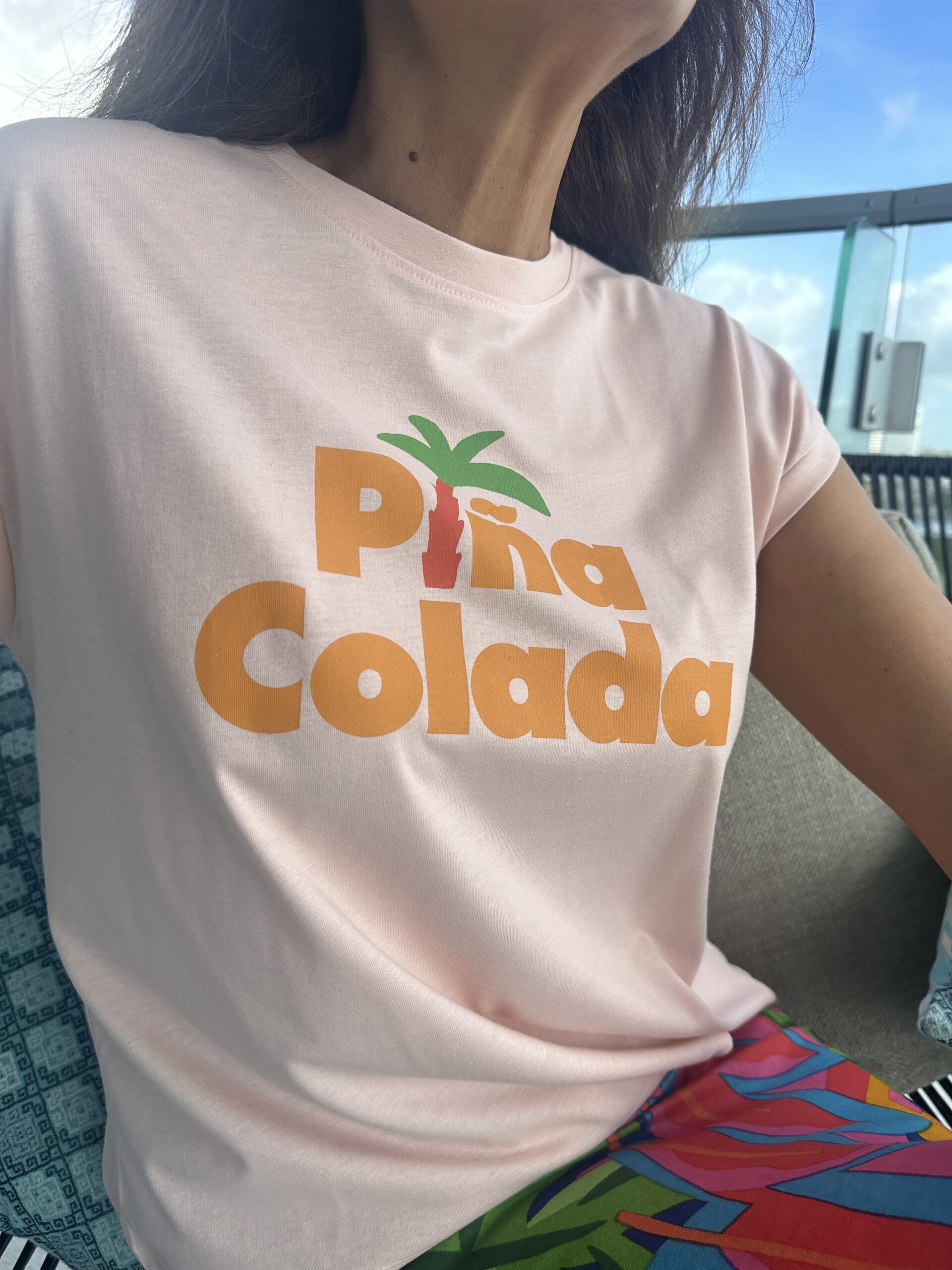 Camiseta de manga japonesa rosa cuello redondo y estampación en letra Piña Colada Neandnu