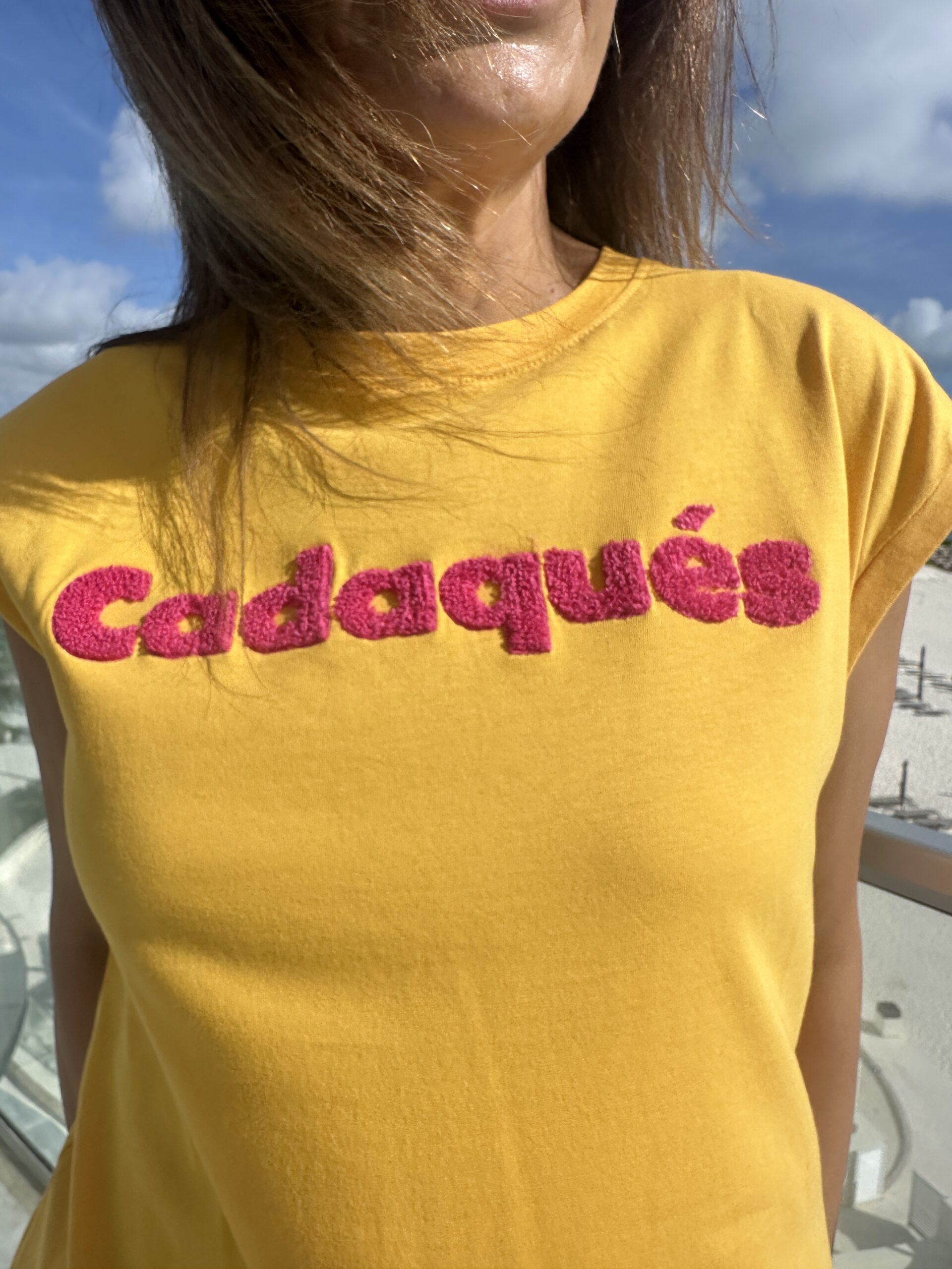 Camiseta manga corta japonesa de color amarillo anaranjado cuello redondo y estampación  de letras rosas efecto rizado Neandnu