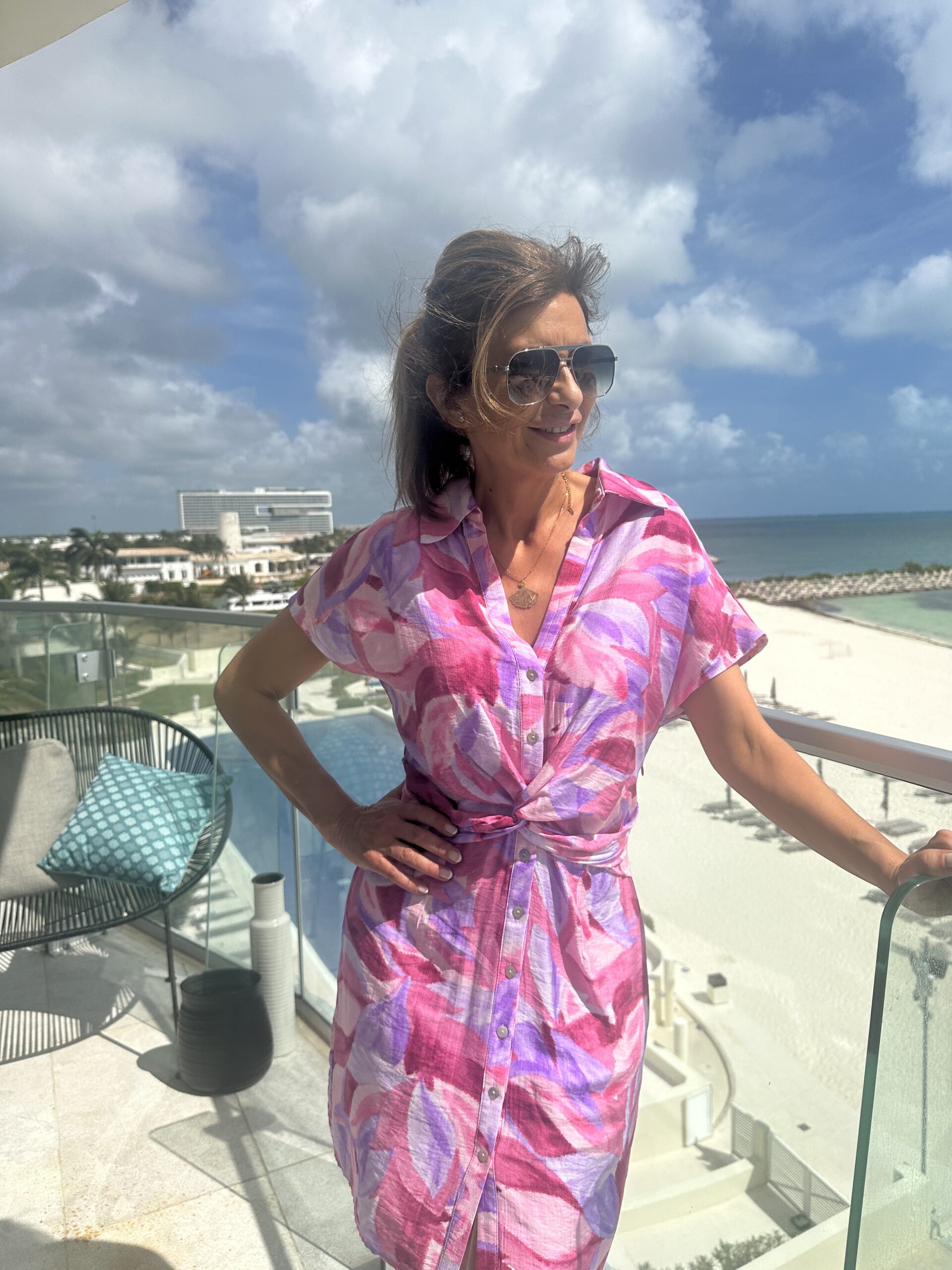 Vestido mini camisero de manga corta estampado floral de azules y malvas sisas anchas botonadura delantera y cinturón para anudar a la cintura Neandnu