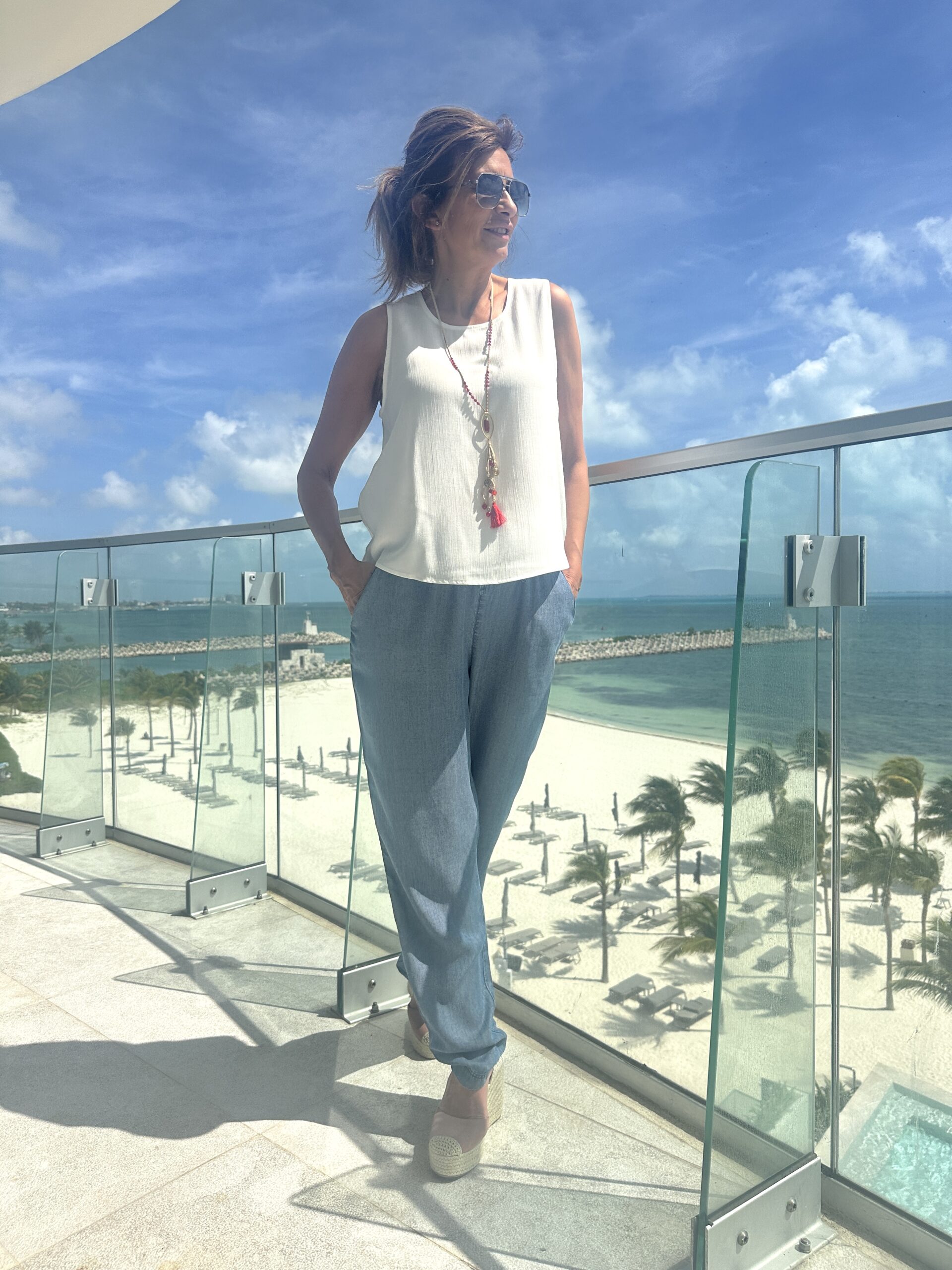 top sin mangas color blanco cuello redondo corte recto y ligeramente acampanado Neandnu