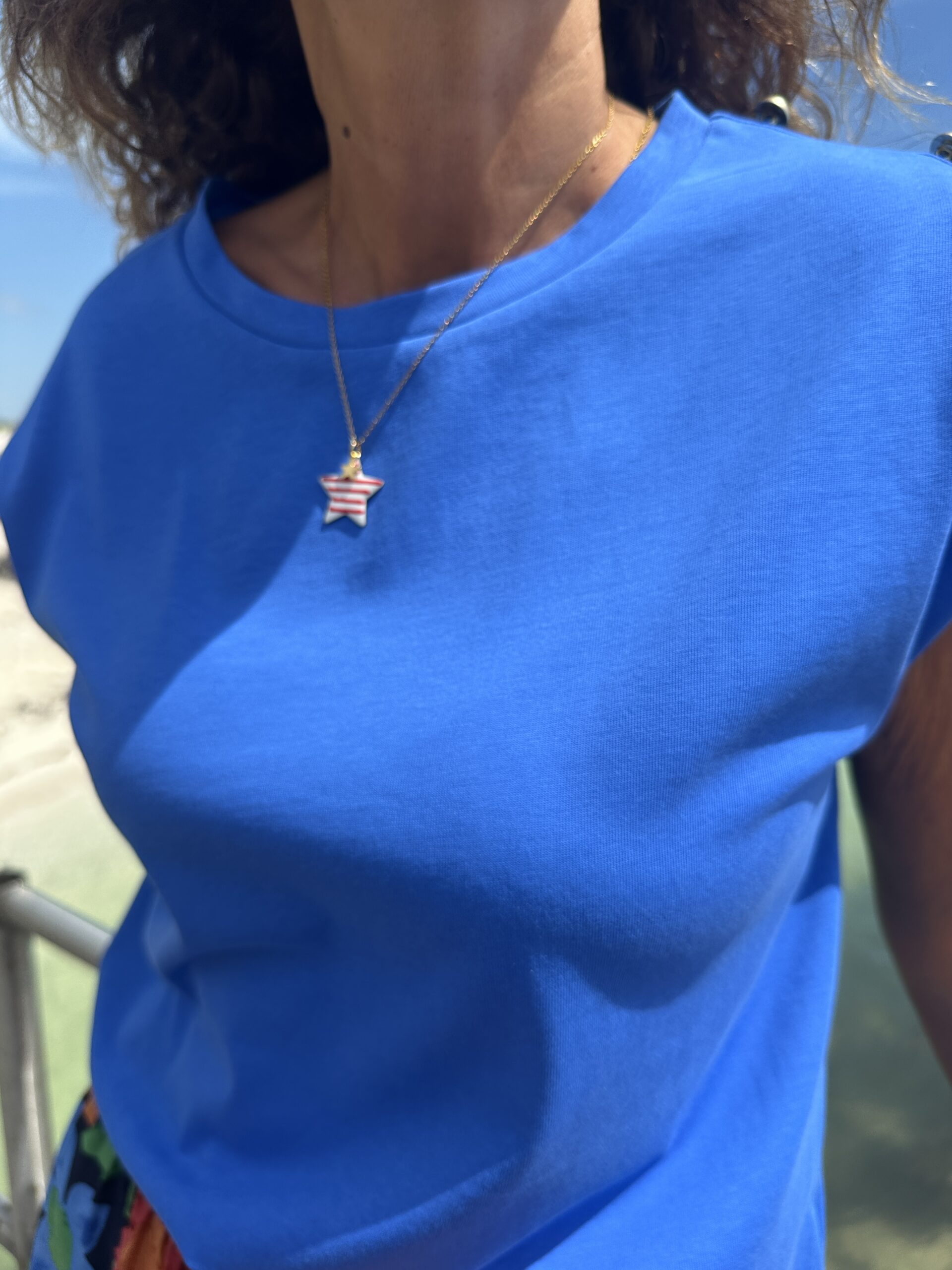 Top manga corta azul klein cuello redondo hombreras con detalle de botones en dorado Neandnu