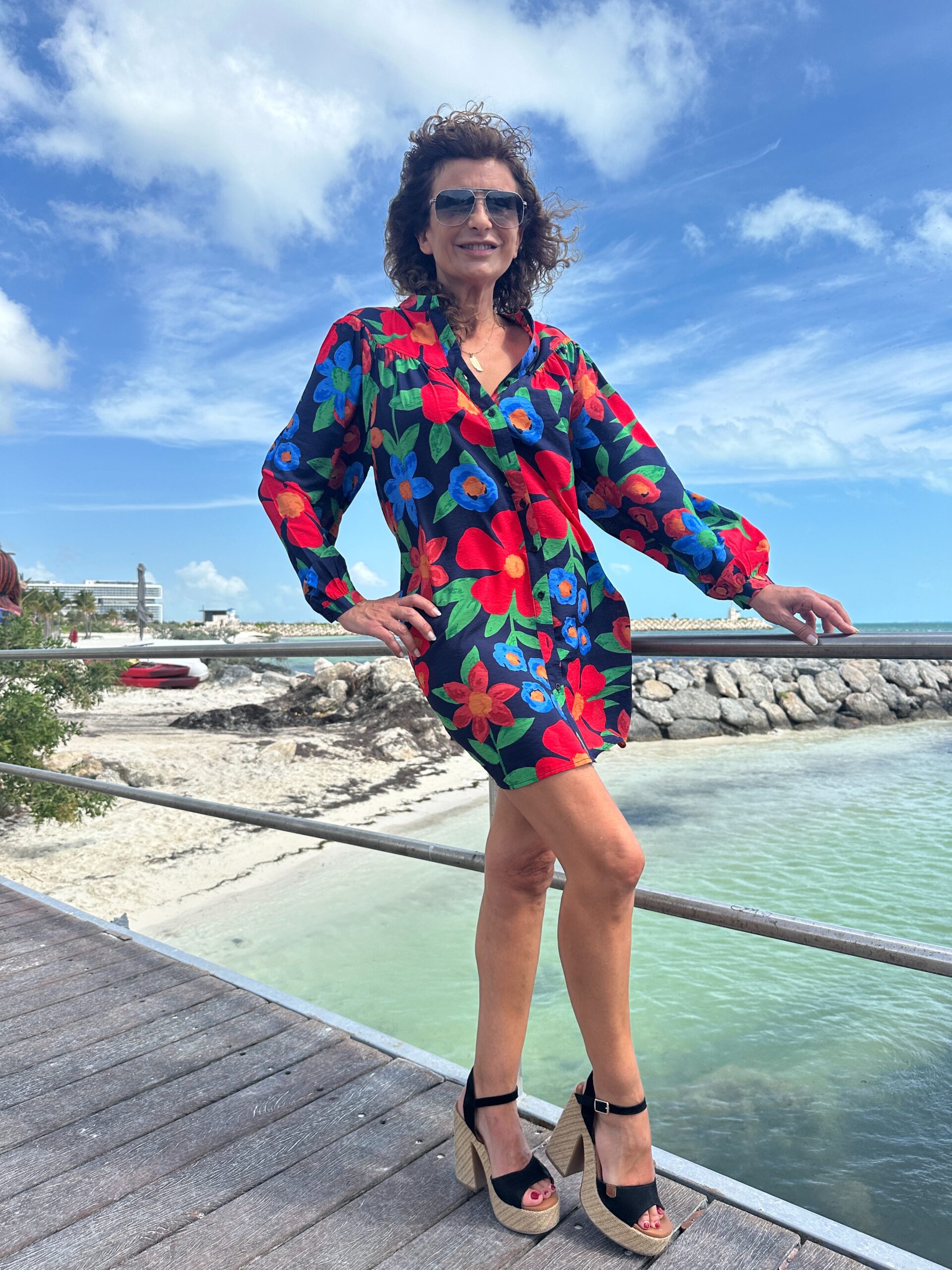 Vestido mini de manga larga en crepé de viscosa con estampado floral multicolor cuello mao cierre frontal con botones y de corte en el pecho Neandnu