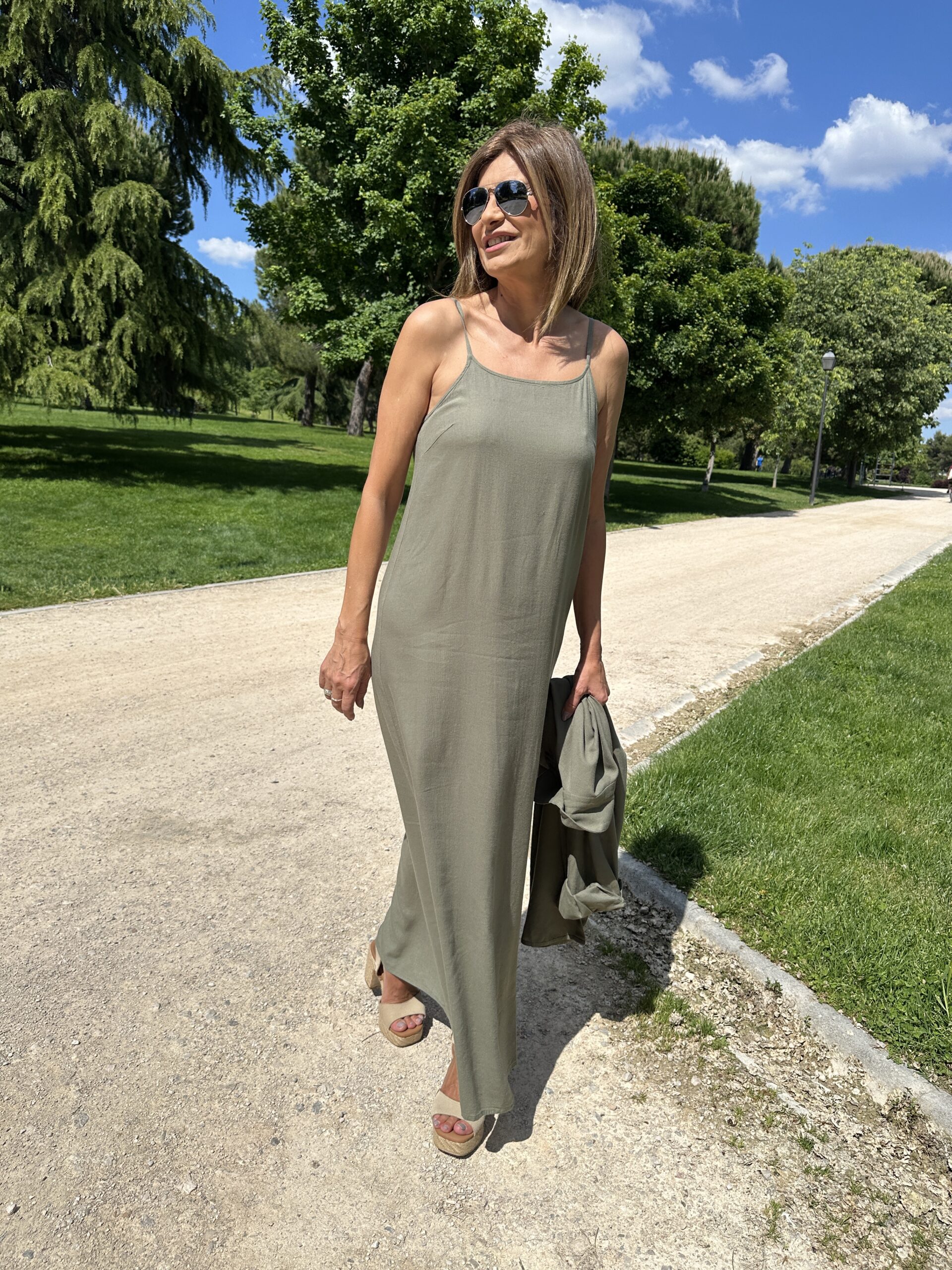 vestido maxi verde oliva en mezcla de lino tirantes finos escote redondo y corte holgado Neandnu