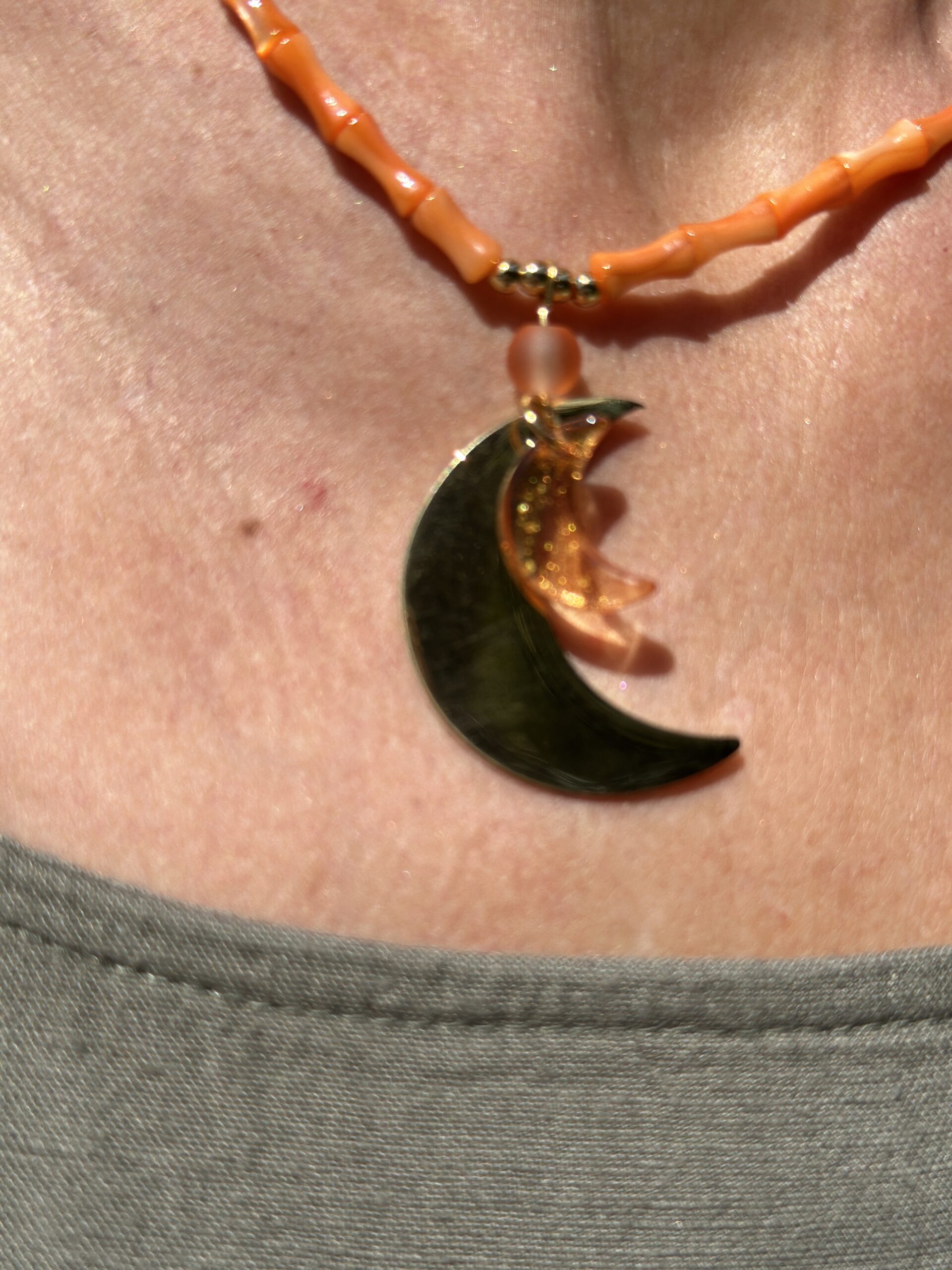 collar corto hecho a mano tubitos de bambú color naranja remata con detalle de luna grande en dorado y otra más pequeña en cristal caramelo Neandnu