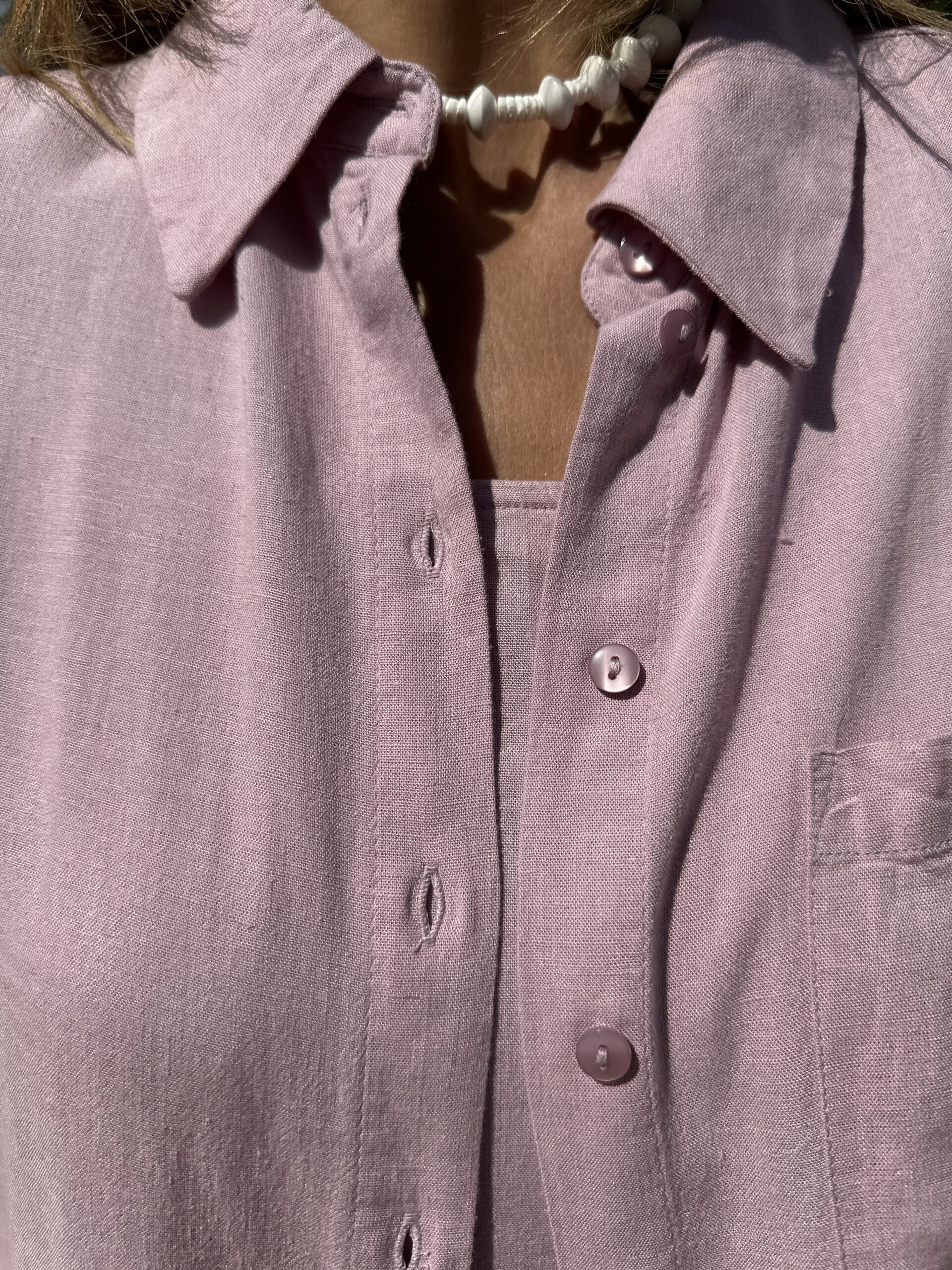 Camisa manga larga rosa nude en mezcla de lino cuello camisero botonadura delantera y bolsillo de parche en el pecho Neandnu
