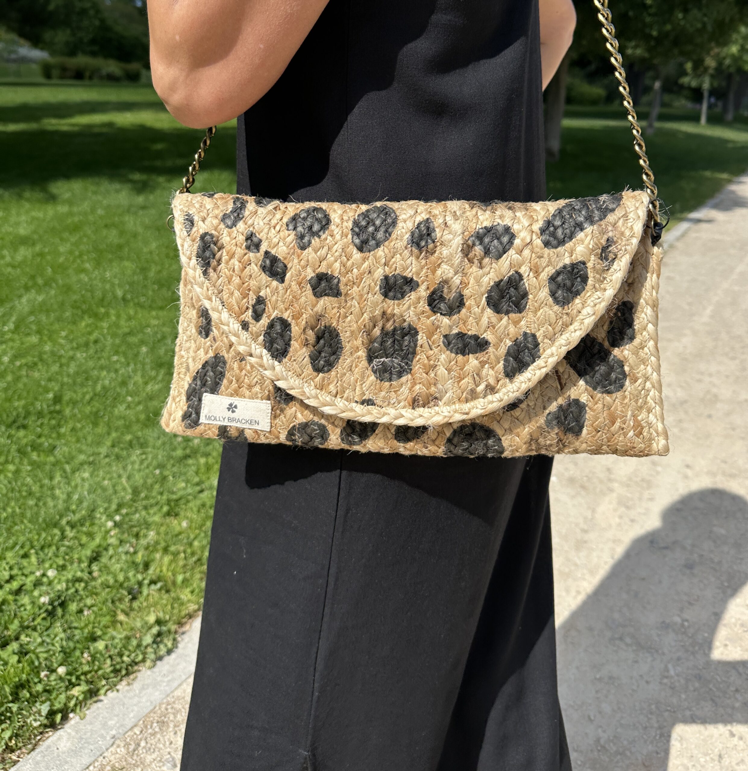 Bolso bandolera de rafia con estampado animal print asa cadena para colgar al hombro y cierre tipo sobre con imán Neandnu