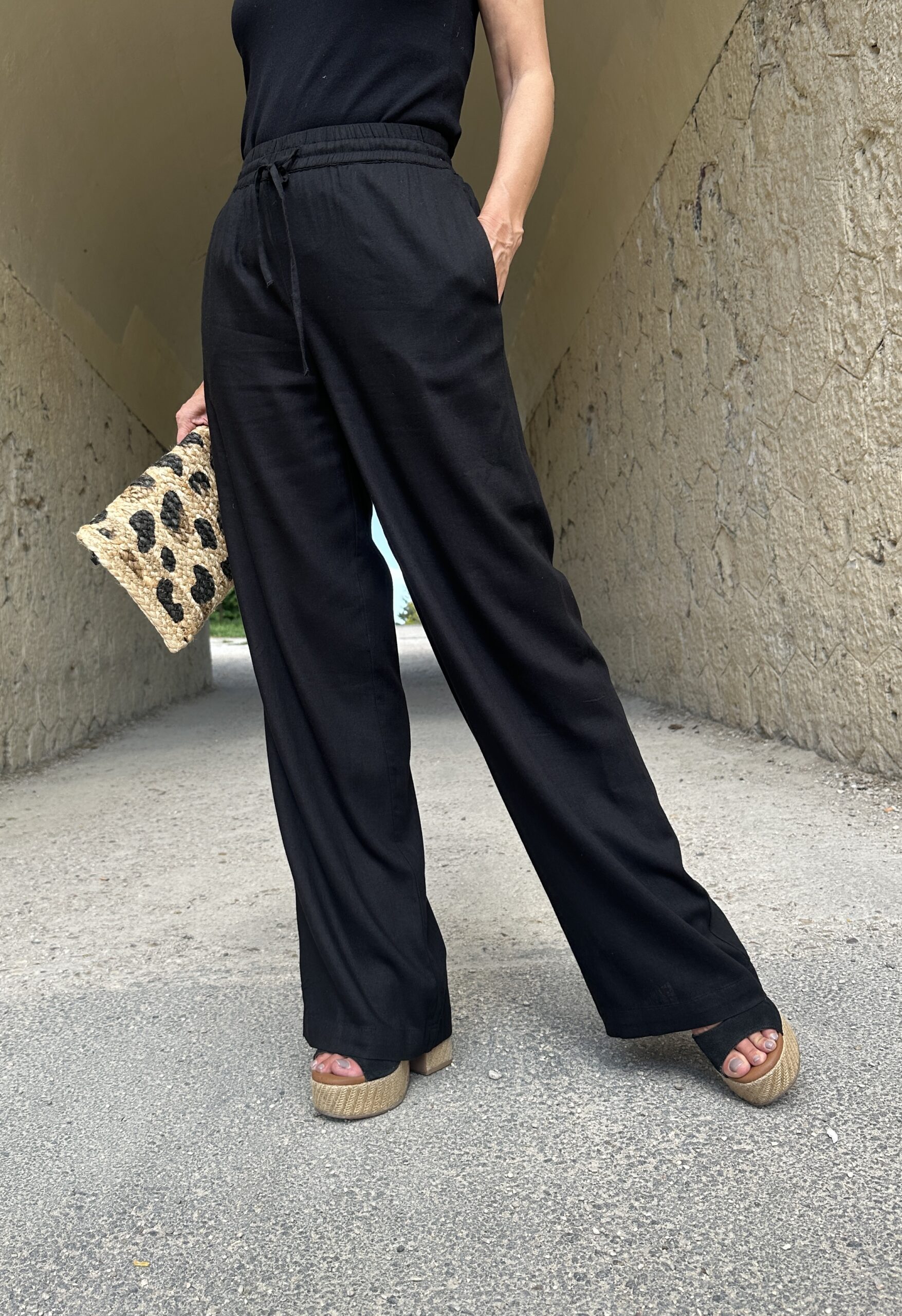 pantalon largo negro en mezcla de lino pernera ancha cintura alta elástica con cordón y bolsillos laterales Neandnu
