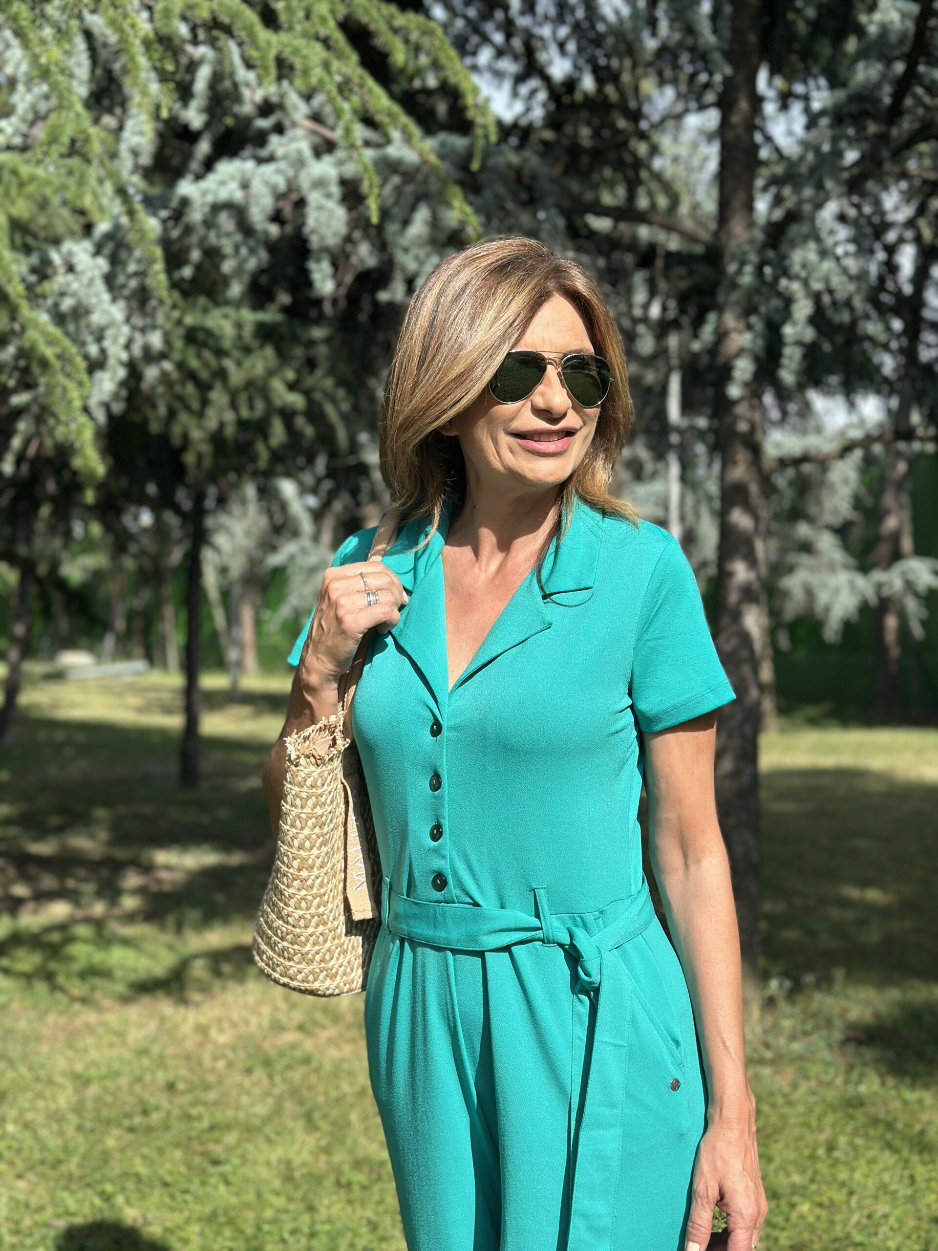 Mono maxi de color verde esmeralda de manga corta cuello camisero con escote pico y cinturón para adaptar a la medida Neandnu