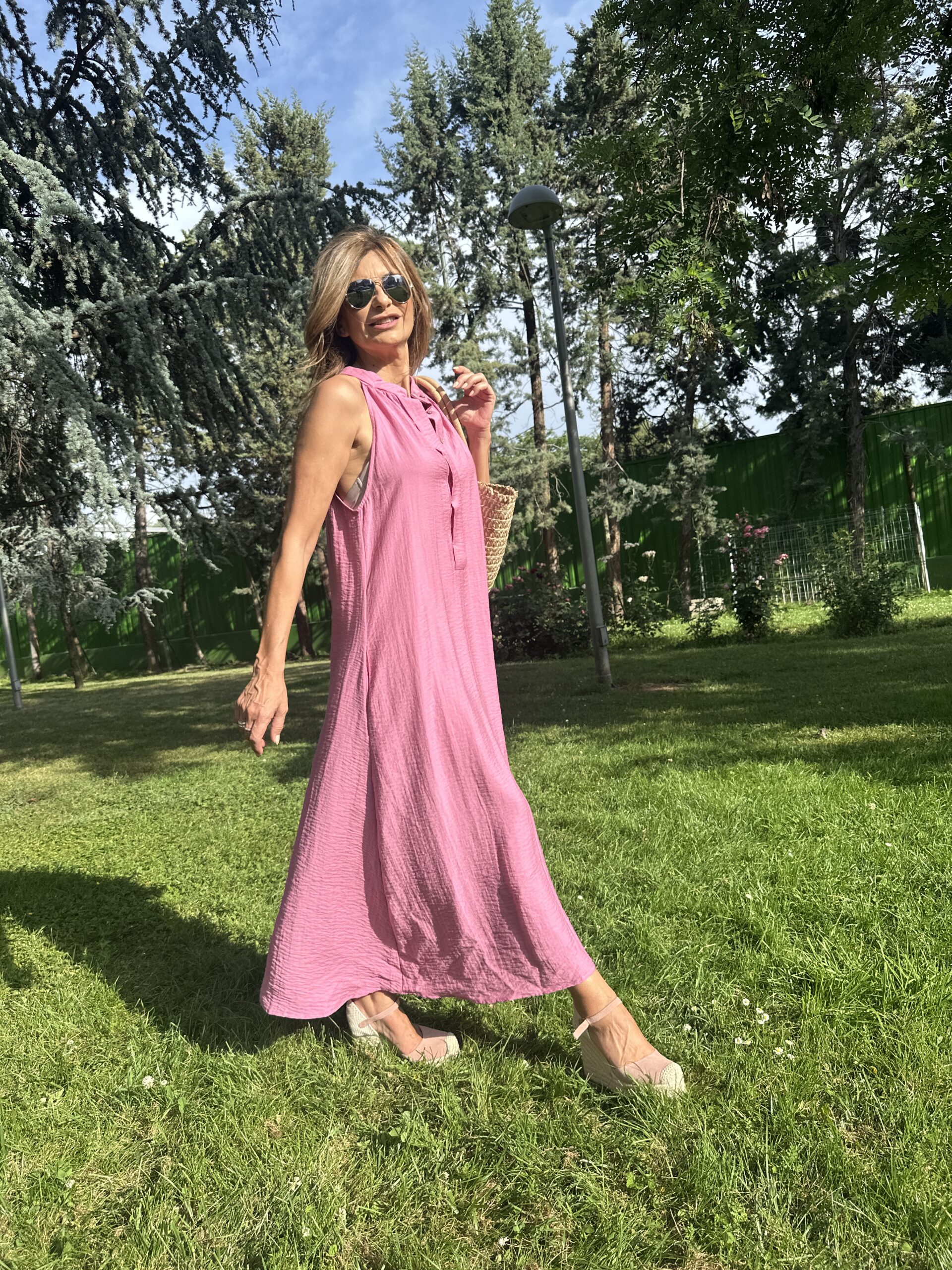 Vestido maxi sin mangas color rosa cuello halter cierre de botones o puedes dejarlo abierto y conseguirás un favorecedor escote en V y bolsillos laterales Neandnu