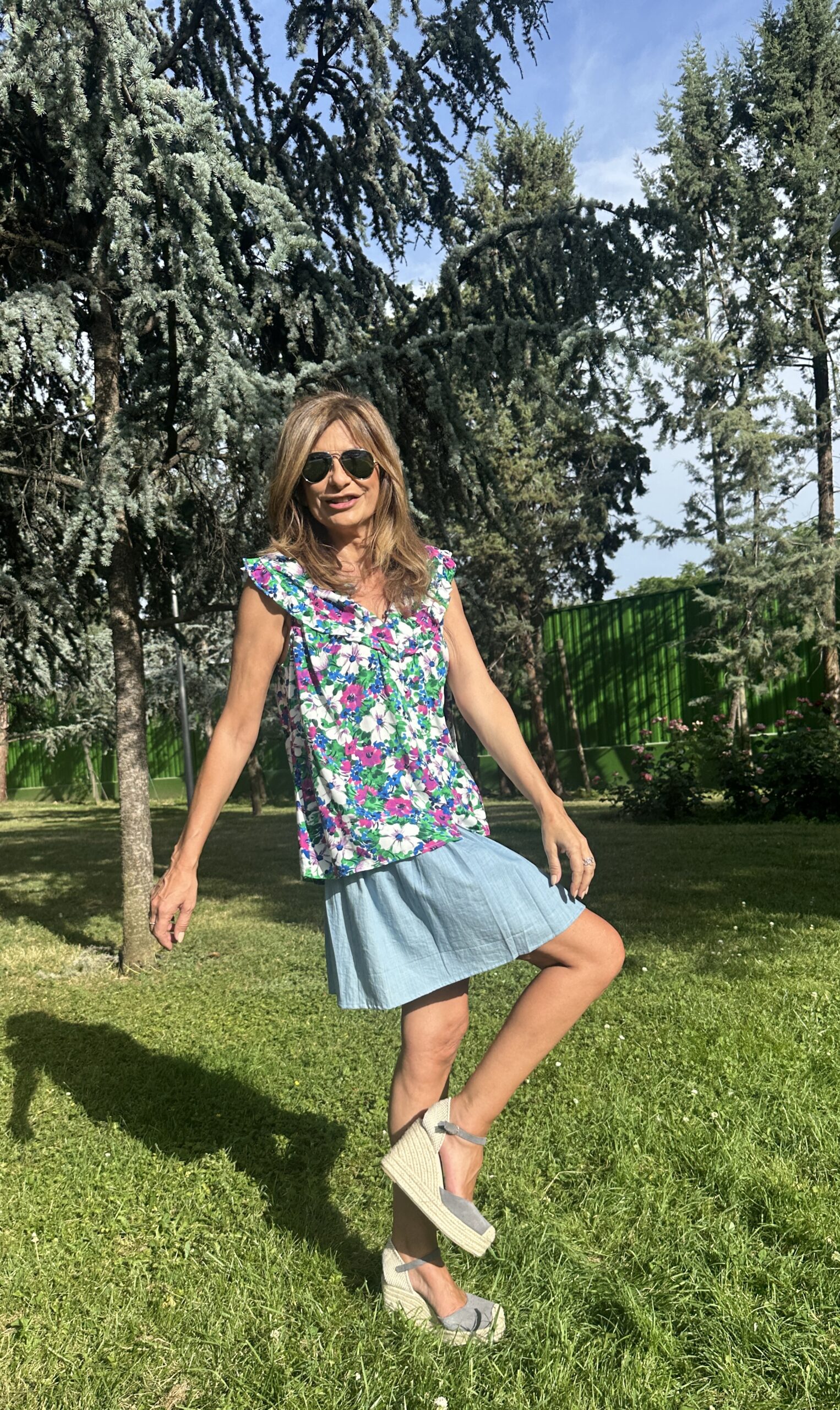 top sin mangas plisado estampado floral multicolor cuello y detalle de volantes Neandnu