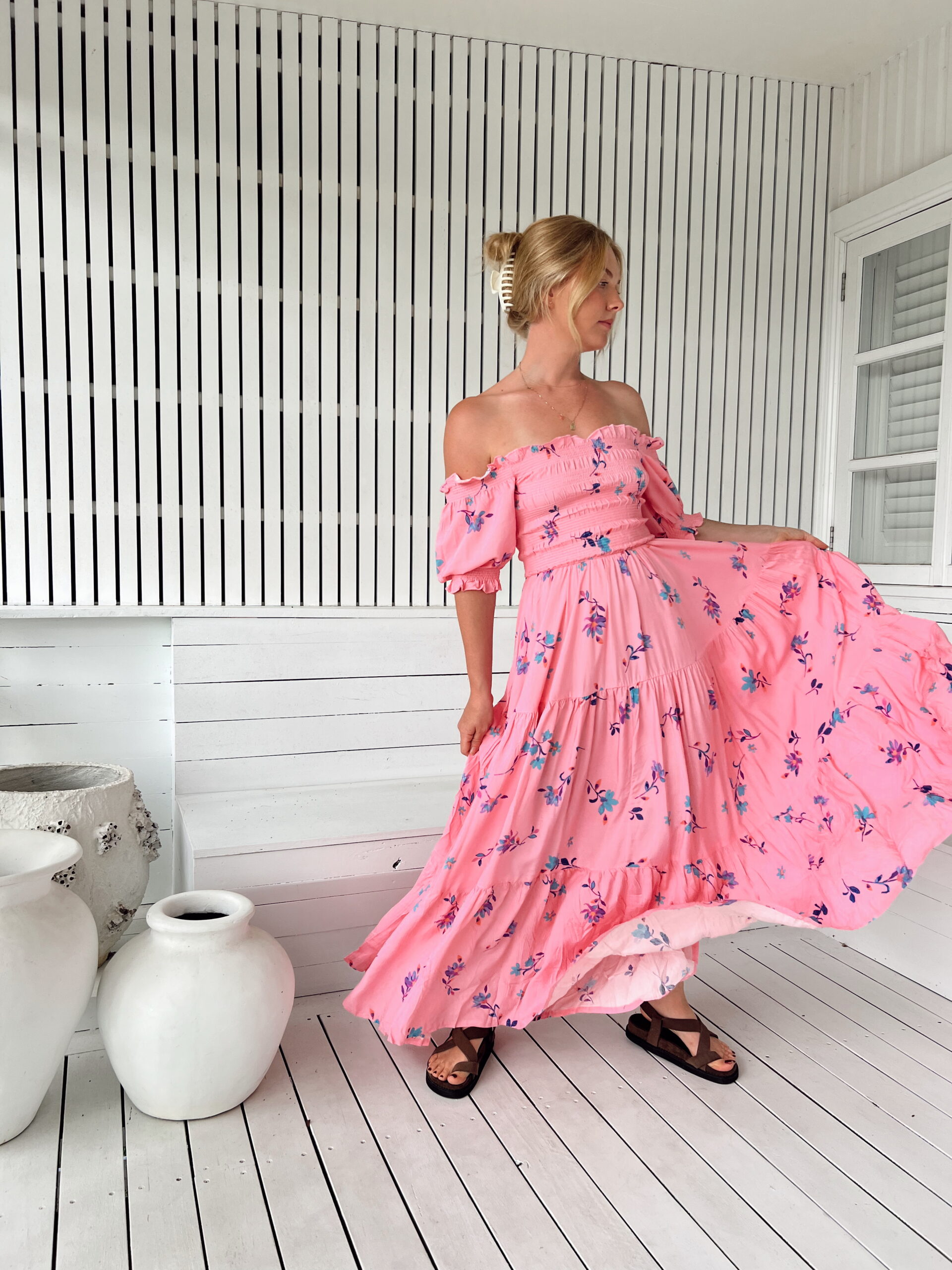 Vestido maxi boho estampado floral multicolor fondo rosa escote palabra de honor elásticocorpiño fruncido y mangas cortas con puños elásticos y dobladillo con volantes Neandnu