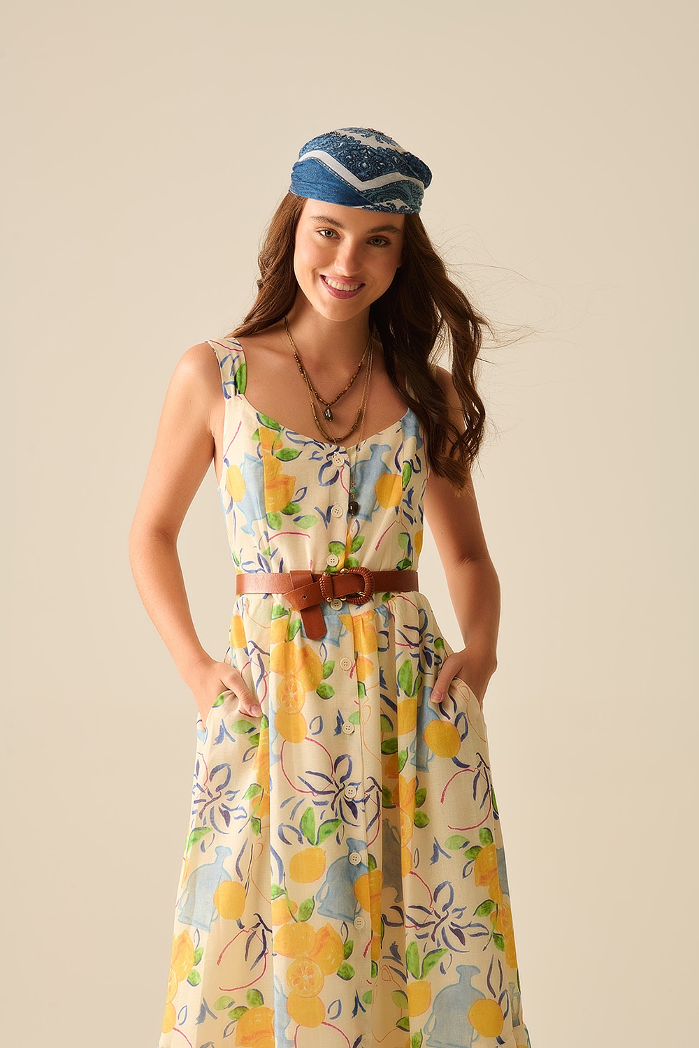 Vestido maxi de tirante ancho con apertura delantera y un estampado que lo hace único, un favorecedor escote en V y detalles de botones en la parte delantera con un elástico ajustado en la parte traser