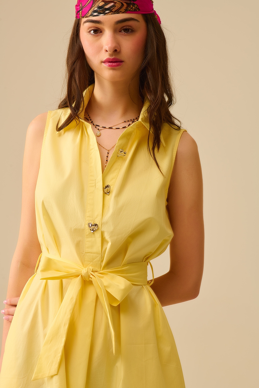Vestido midi de popelín con corte camisero amarillo botonadura delantera y cinturón ligeramente asimétrico en la parte de atrás Neandnu