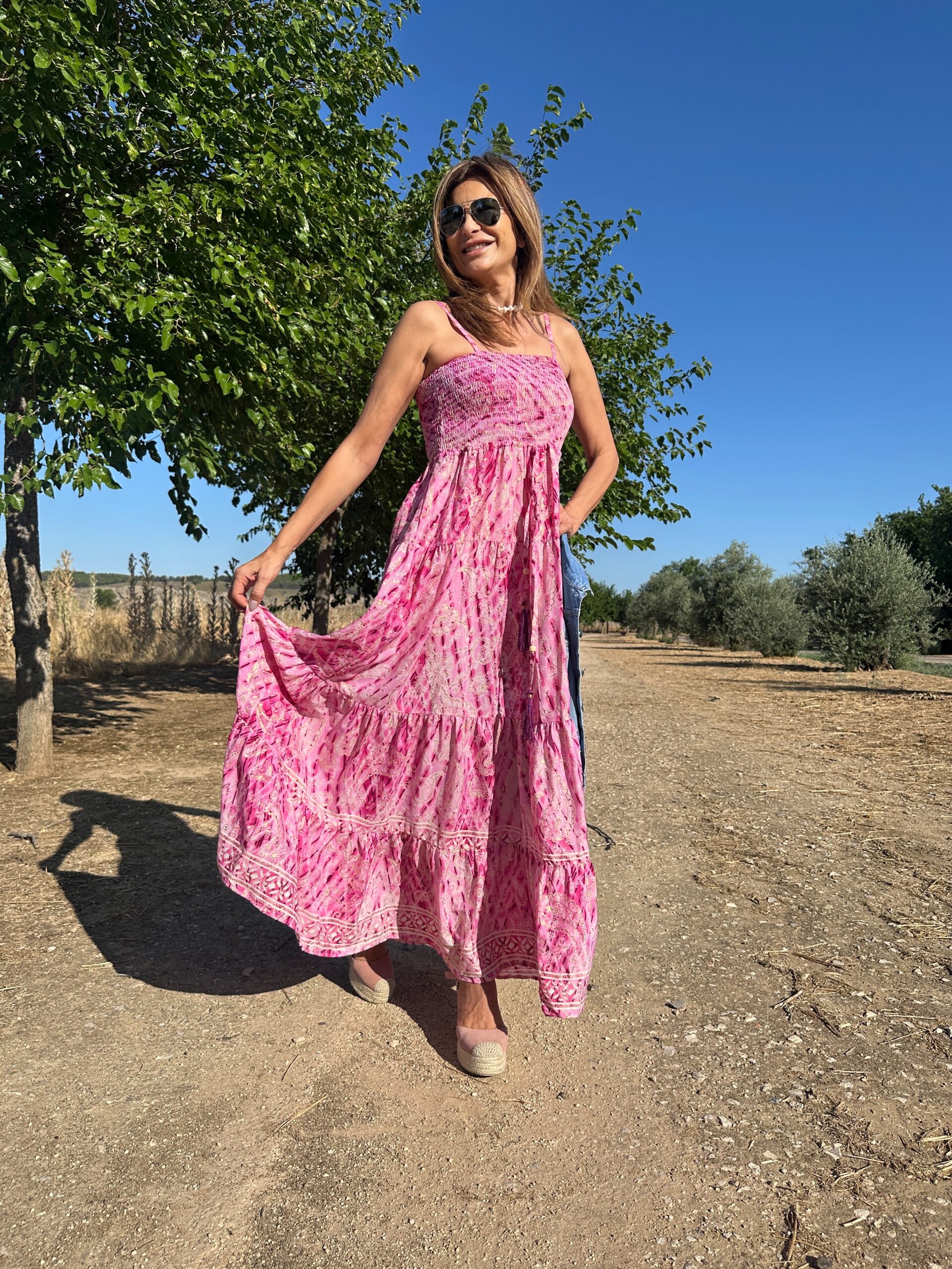 vestido maxi seda escote palabra de honor en nido de abeja amplio vuelo en los volantes estampado paisley en rosas crudo y dorados Neandnu