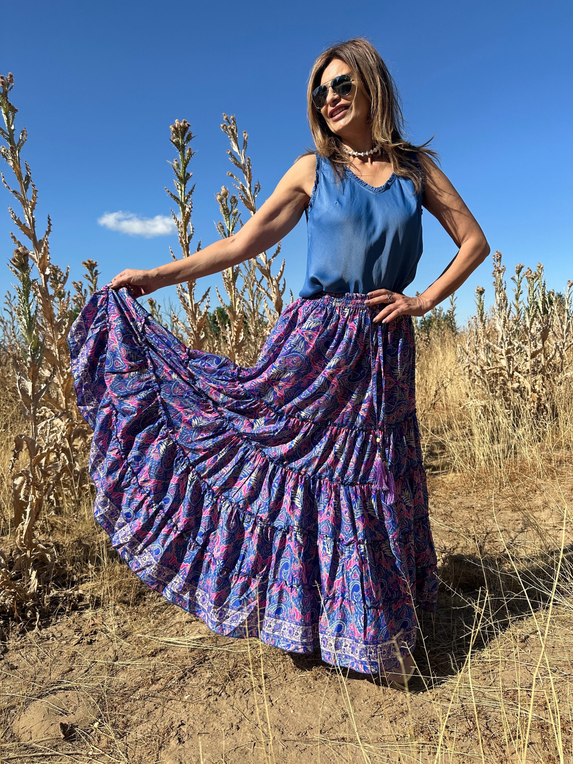 falda maxi de seda cinturilla elástica amplia caída con volantes en un estampado paisley en tonos rosas y azules Neandnu