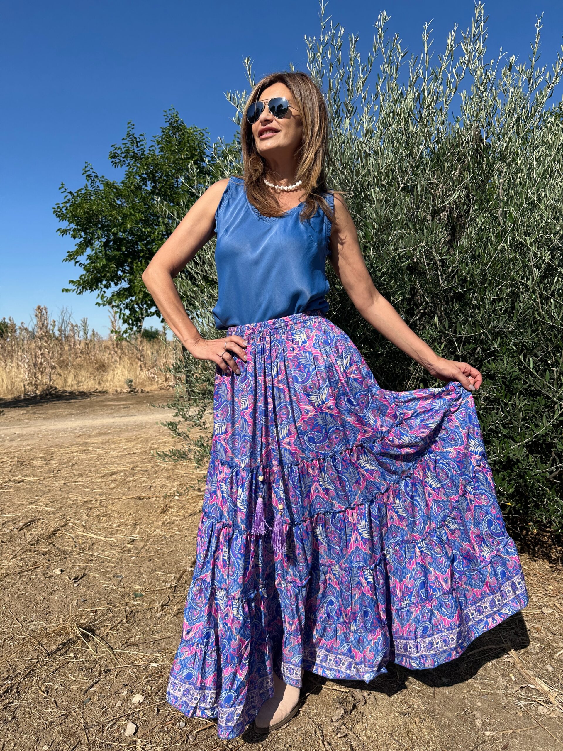 falda maxi de seda cinturilla elástica amplia caída con volantes en un estampado paisley en tonos rosas y azules Neandnu