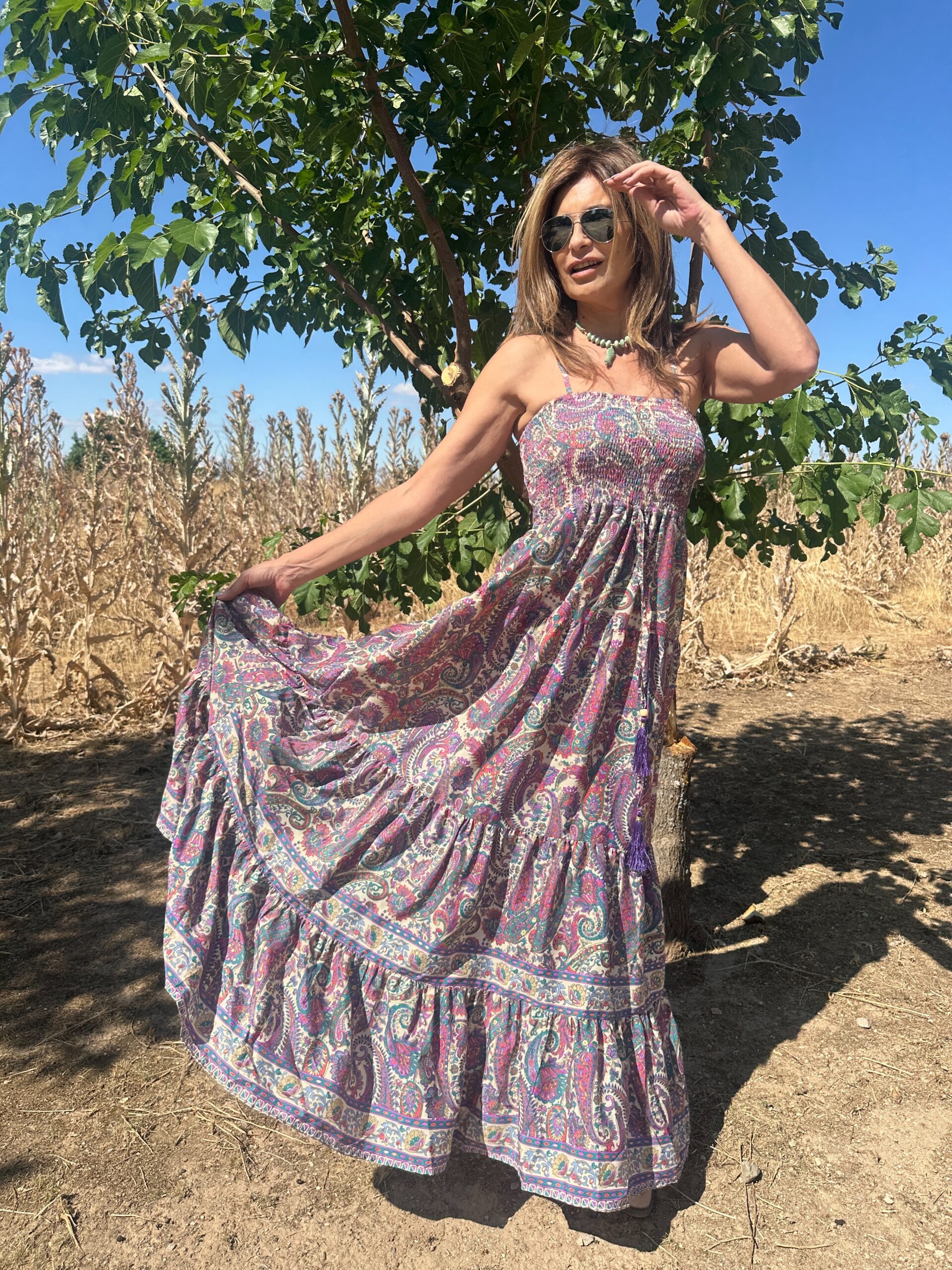 vestido maxi seda escote palabra de honor en nido de abeja amplio vuelo en los volantes estampado paisley multicolor Neandnu