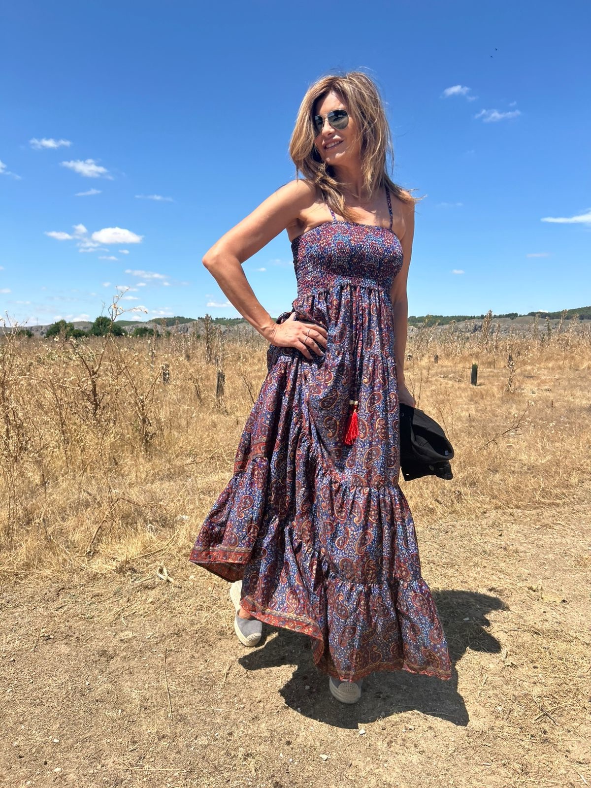 Vestido maxi seda escote palabra de honor en nido de abeja amplio vuelo en los volantes estampado Pasley sobre fondo azul Neandnu