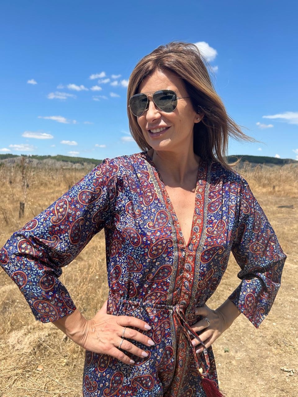 Vestido maxi seda corte amplio escote pico manga tres cuartos y cinturilla ajustable estampado pasley rojos rosas y azules Neandnu
