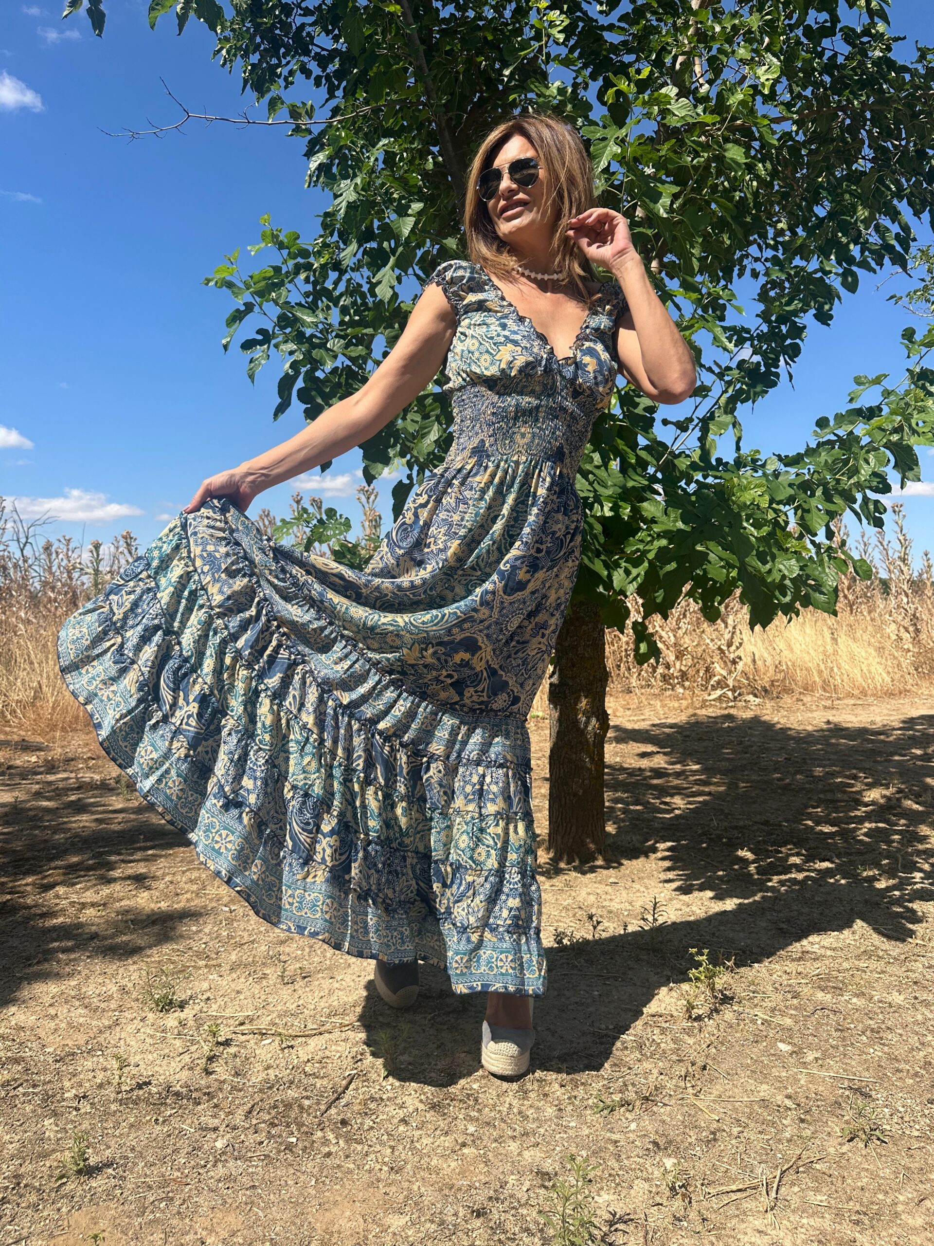 Vestido maxi de seda gran vuelo cinturilla ancha en nido de abeja estampado paisley sobre fondo azul Neandnu