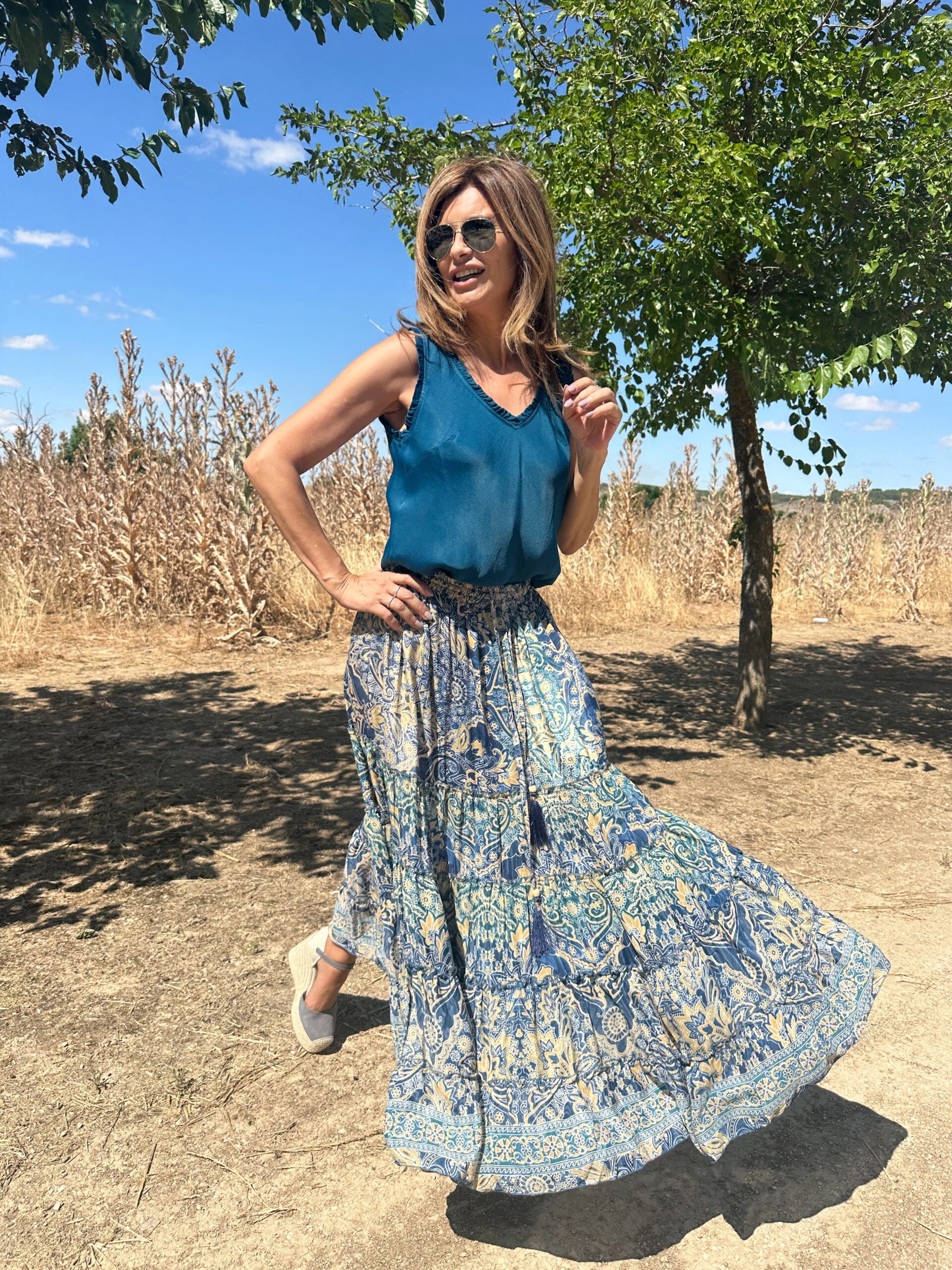 Falda maxi de seda cinturilla elástica amplia caída con volantes en un estampado paisley sobre fondo azul Neandnu