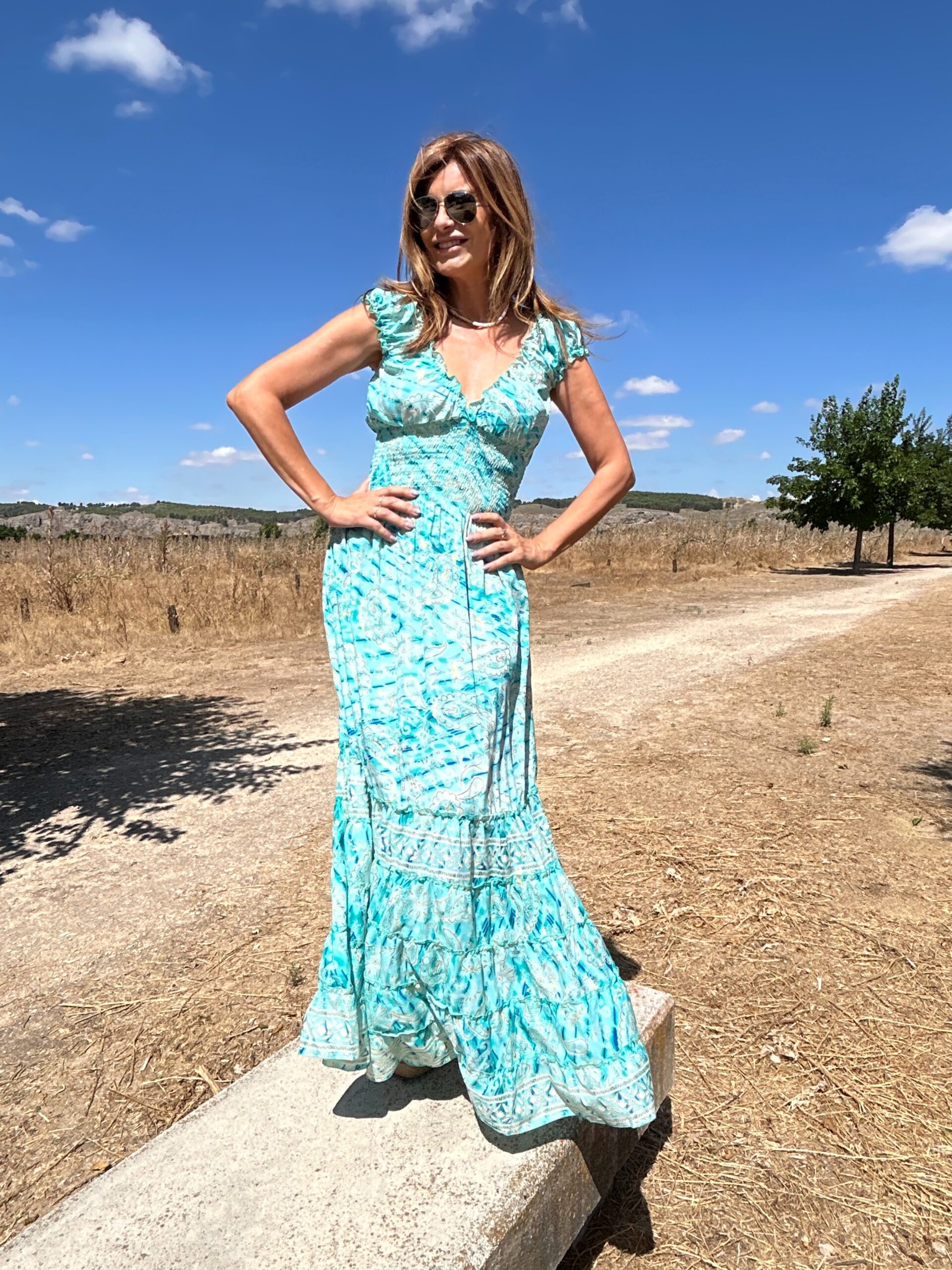 Vestido maxi de seda gran vuelo cinturilla ancha en nido de abeja estampado paisley de azules beiges y dorados Neandnu