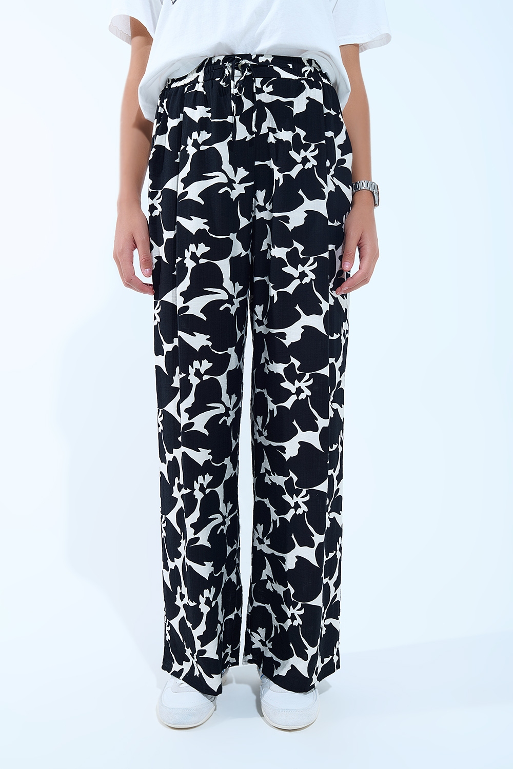 pantalones-rectos-con-estampado-floral-hawaiano-en-blanco-y-negro Neandnu