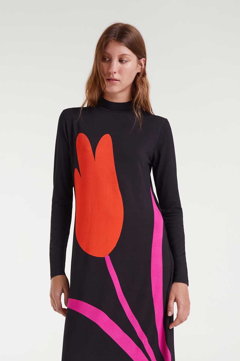 Vestido maxi manga larga punto elástico cuello mao corte entallado y falda ligeramente evasé estampado de un tulipán grande en rosa y rojo sobre fondo negro Neandnu