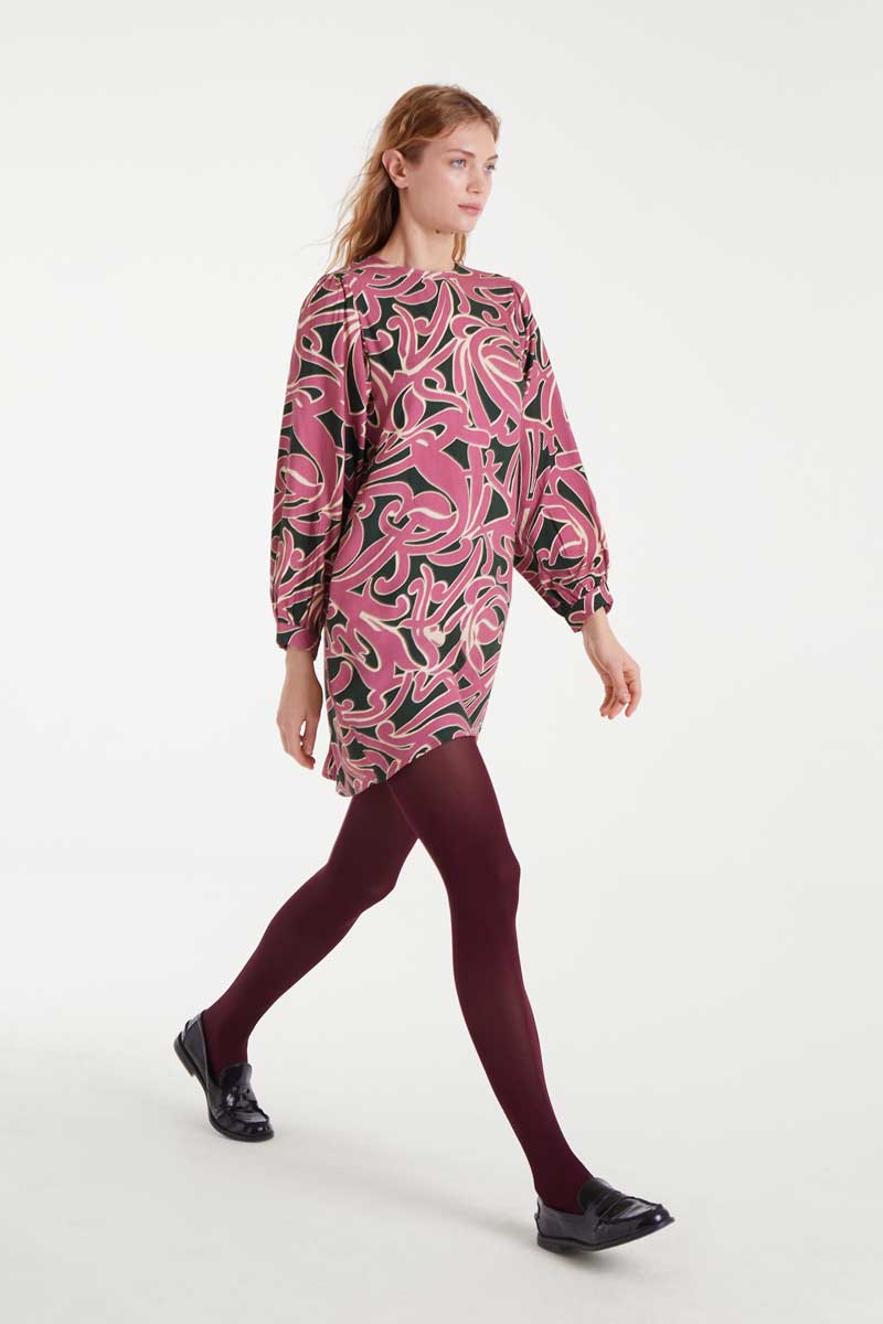 Vestido midi estampado pastures en tonos rosa crudo y verde manga larga puño con botón, cuello redondo, bolsillos laterales y cierre posterior con botón Neandnu