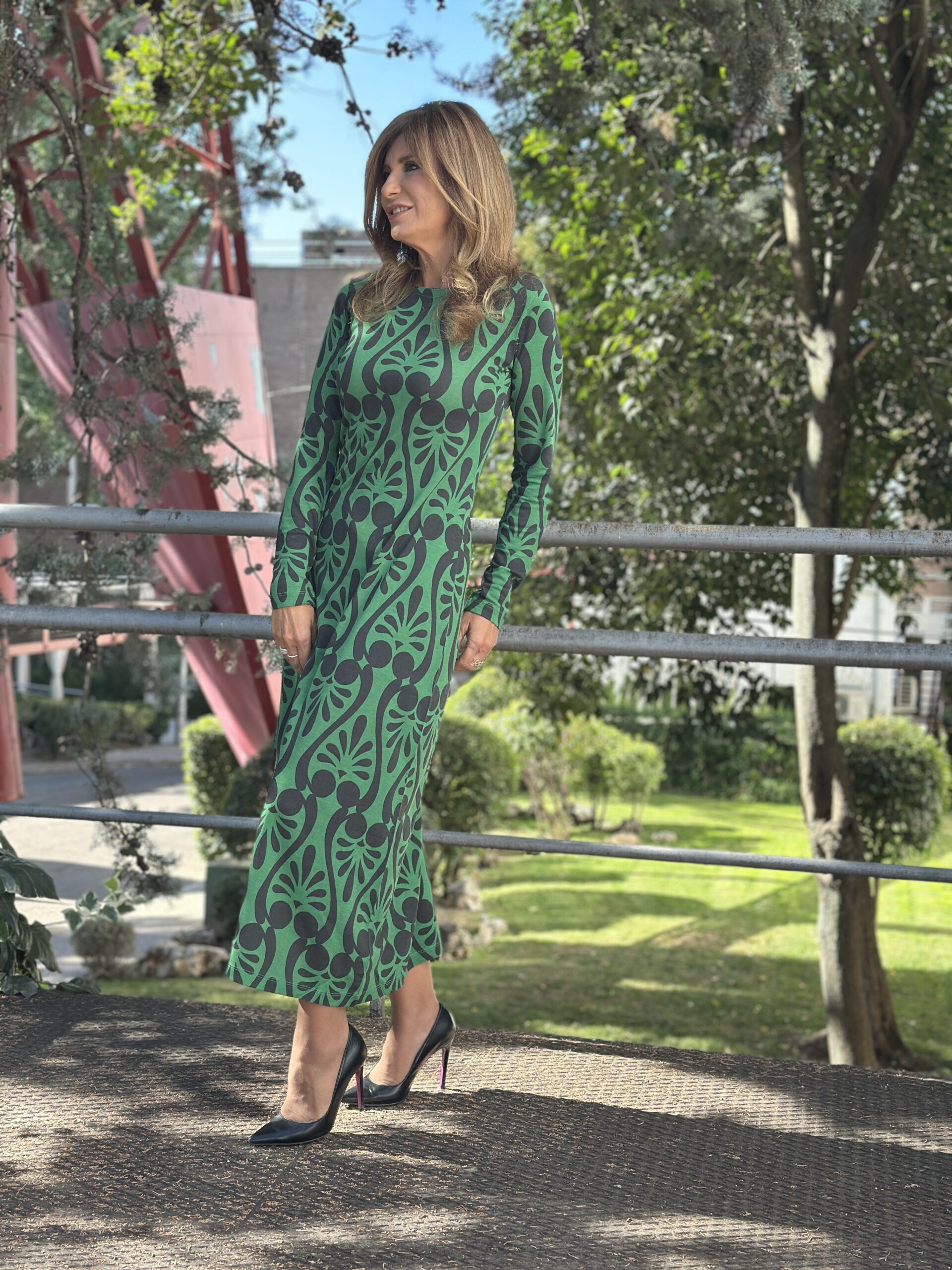 Vestido manga larga corte maxi de caída fluida tejido suave de viscosa escote barco estampado baroque verde y negro de inspiración geométrica, que combina arte y tendencia Neandnu