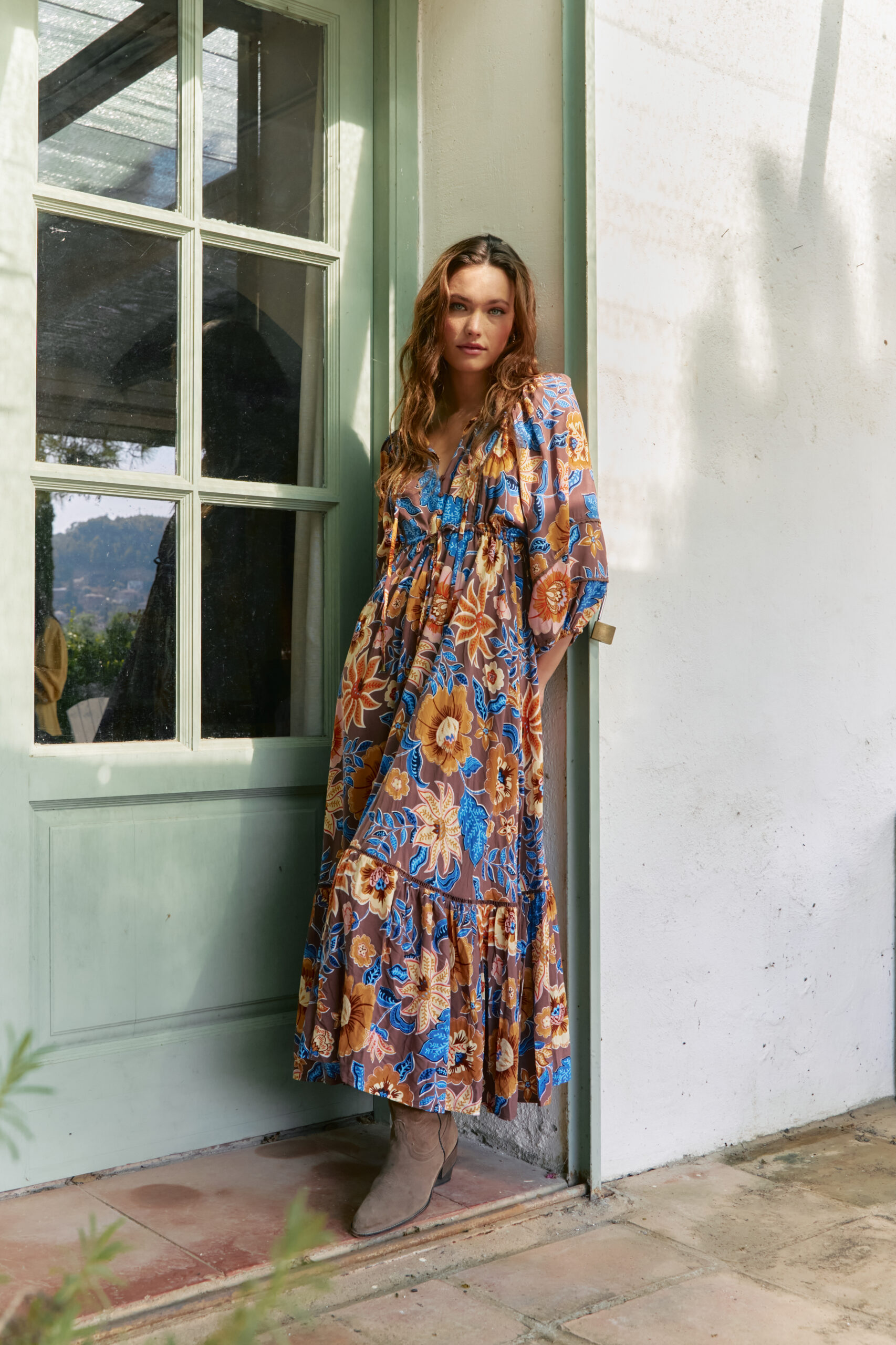 Vestido Maxi estilo Boho estampado floral multicolor fondo marrón corte holgado escote en V cierre con botones en la parte del busto mangas tipo globo con elástico cintura con cordón y abertura delantera Neandnu