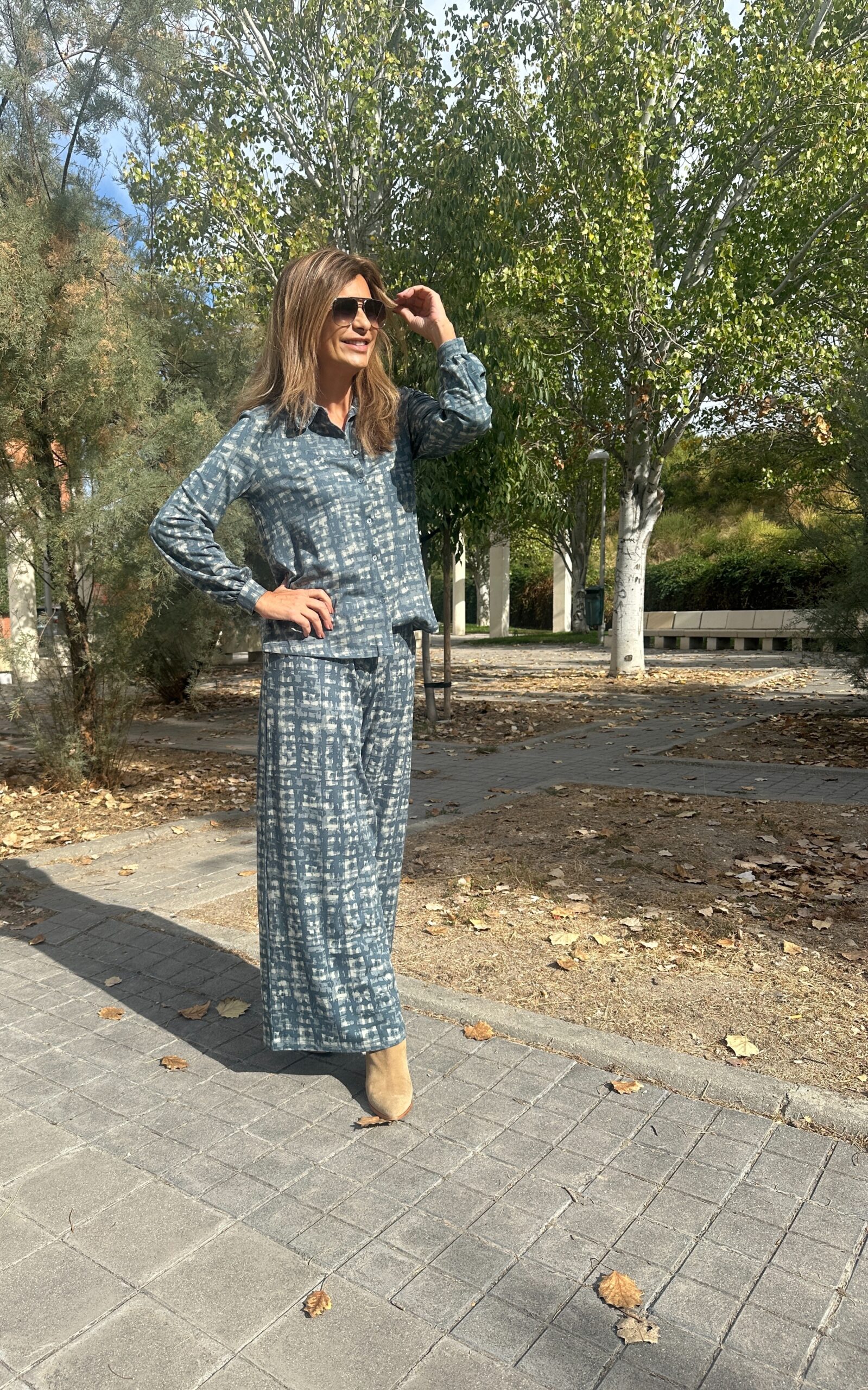 pantalón pierna ancha de tejido agradable al tacto cintura alta y elástica,en un estampado gráfico y diseño de líneas limpias color Azul Acero Neandnu